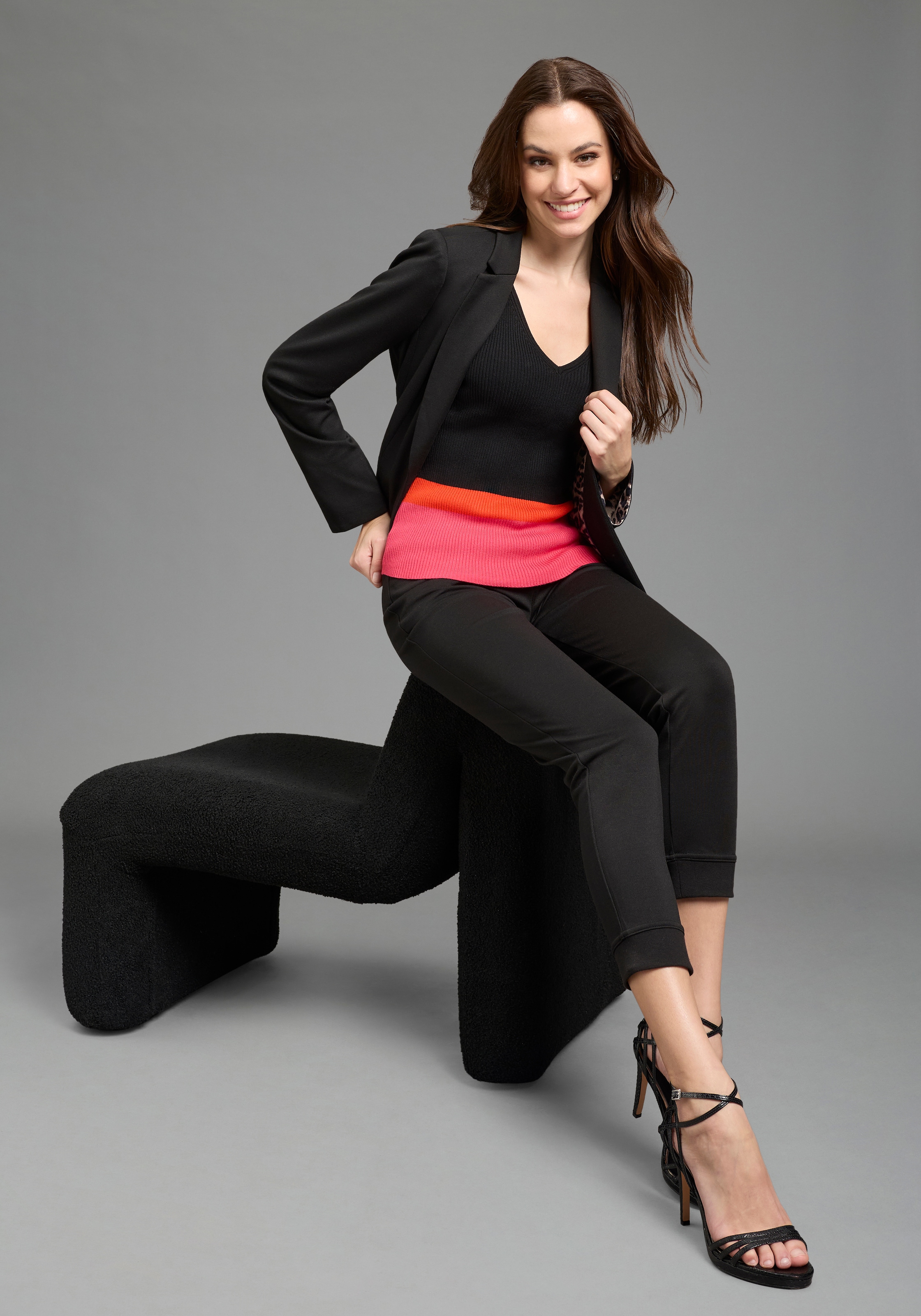 Bruno Banani Stricktop figurbetonte Passform, tiefer V-Ausschnitt, Colorblock-Design