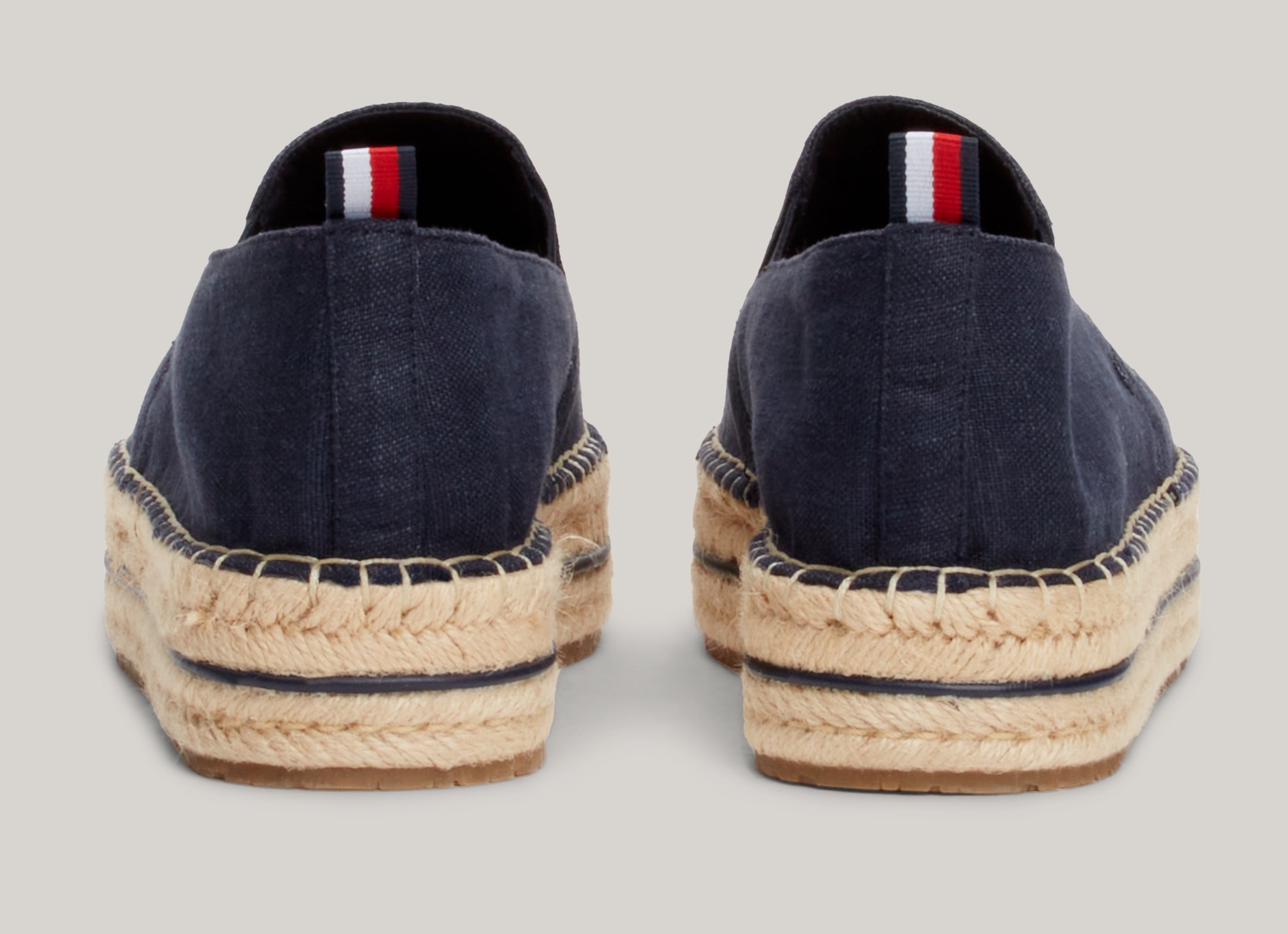 Tommy Hilfiger Espadrille »TH EMBROIDERED CANVAS FLATFORM«, Sommerschuh, Schlupfschuh, Slipper mit bastbezogenem Plateau