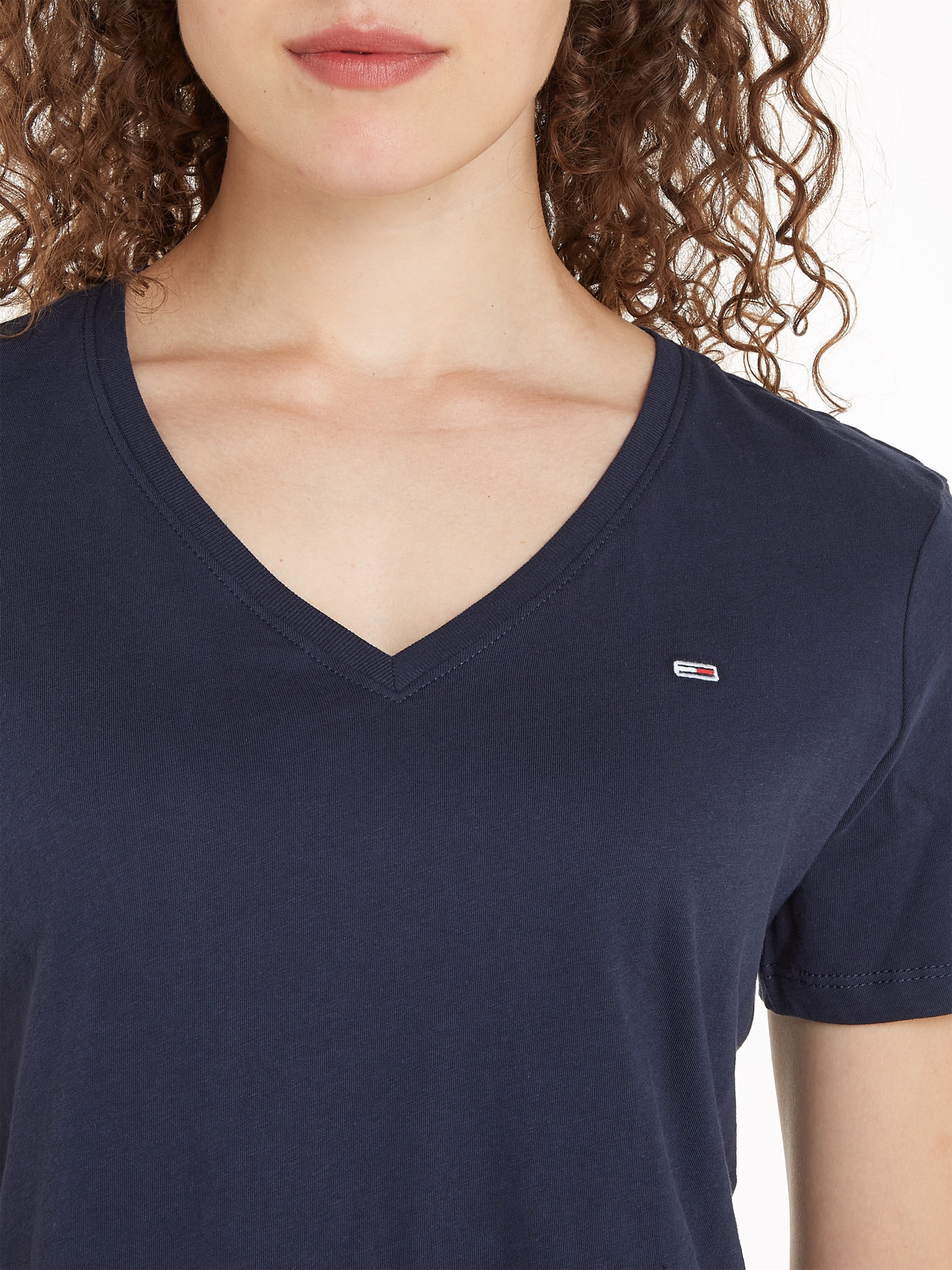 Tommy Jeans V-Shirt, mit Tommy Jeans Logo-Flag auf der Brust