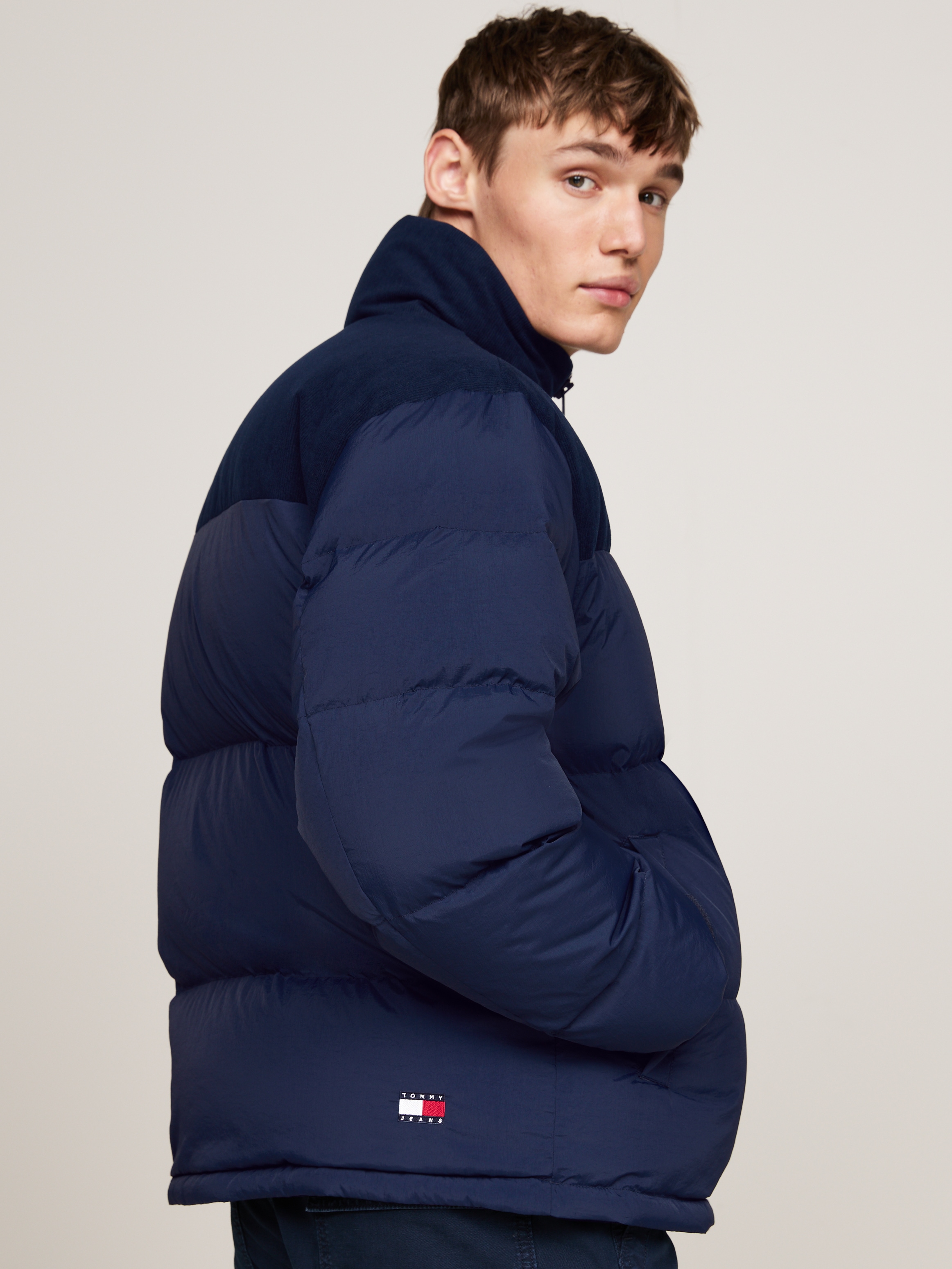 Tommy Jeans Steppjacke »TJM CORD MIX ALASKA PUFFER«, mit Cord-Einsätze auf Brust und Schultern