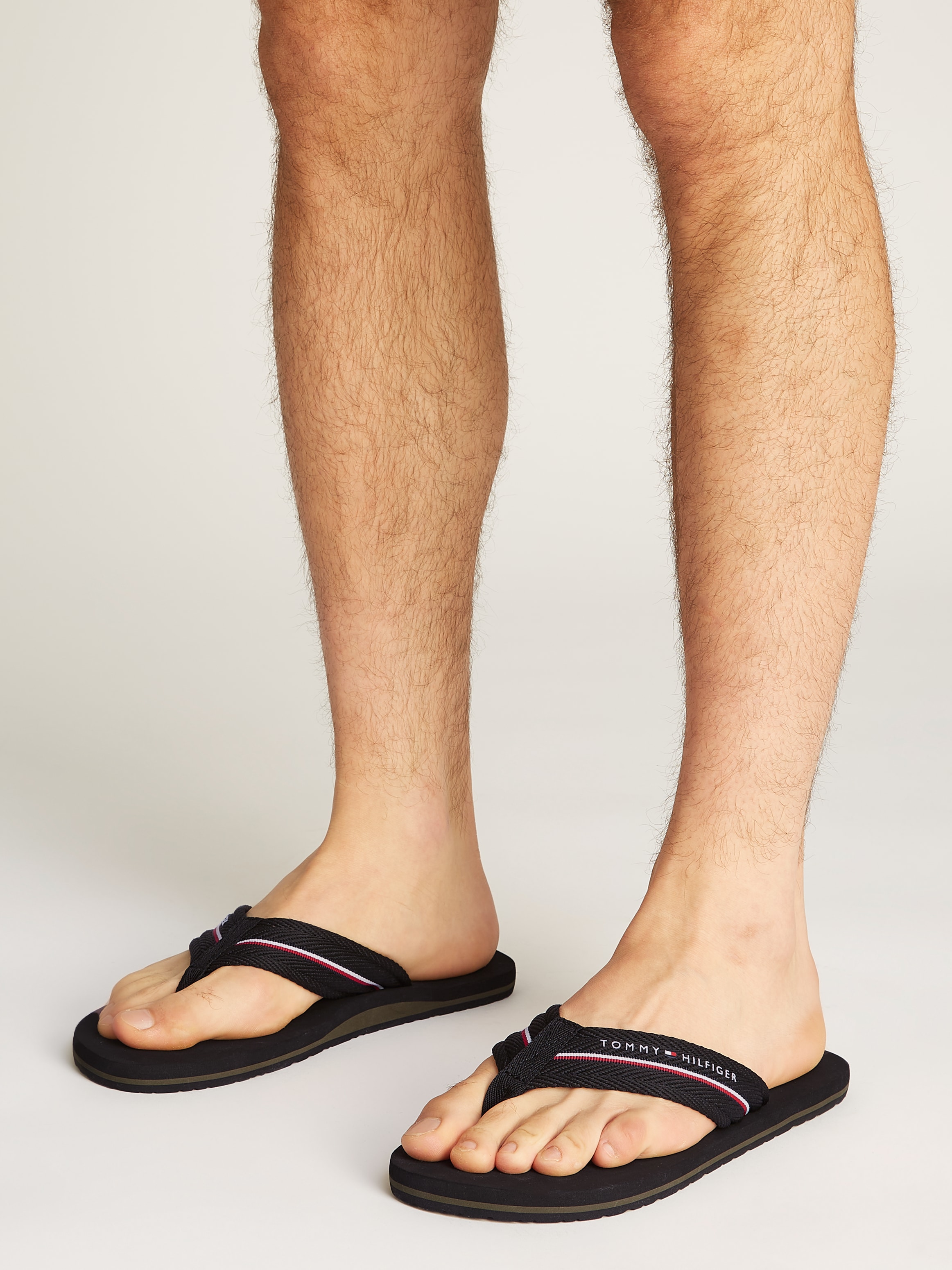 Tommy Hilfiger Zehentrenner »TOMMY HILFIGER WEB BEACH SANDAL«, Sommerschuh, Badeschuh mit Logoschriftzug