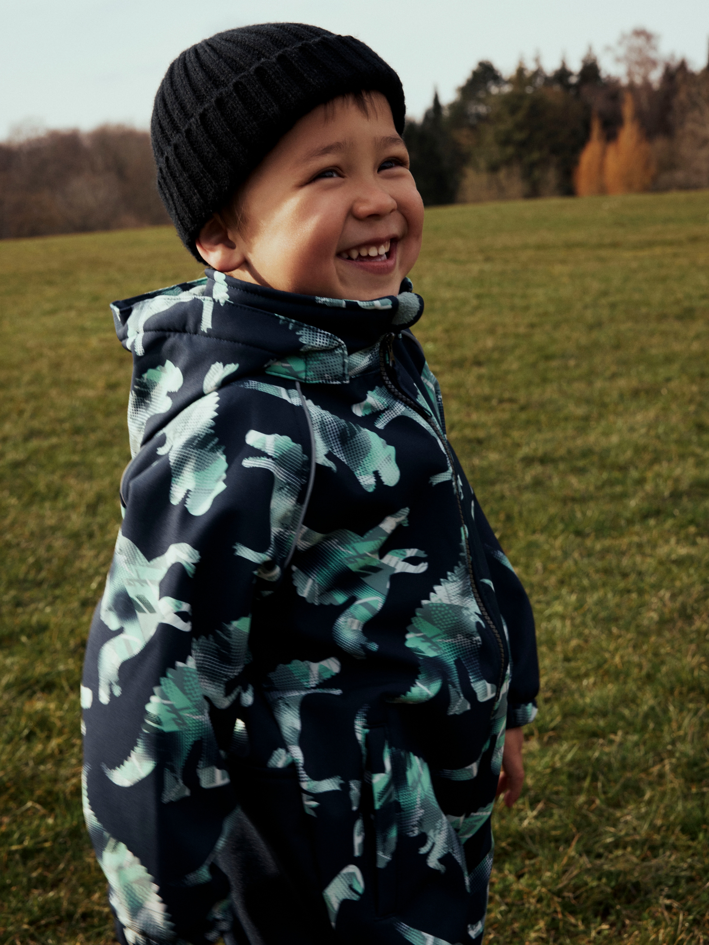 Name It Overall »NMMALFA08 SOFTSHELL SUIT AOP 1FO NOOS« mit dekorativen und reflektierenden Details