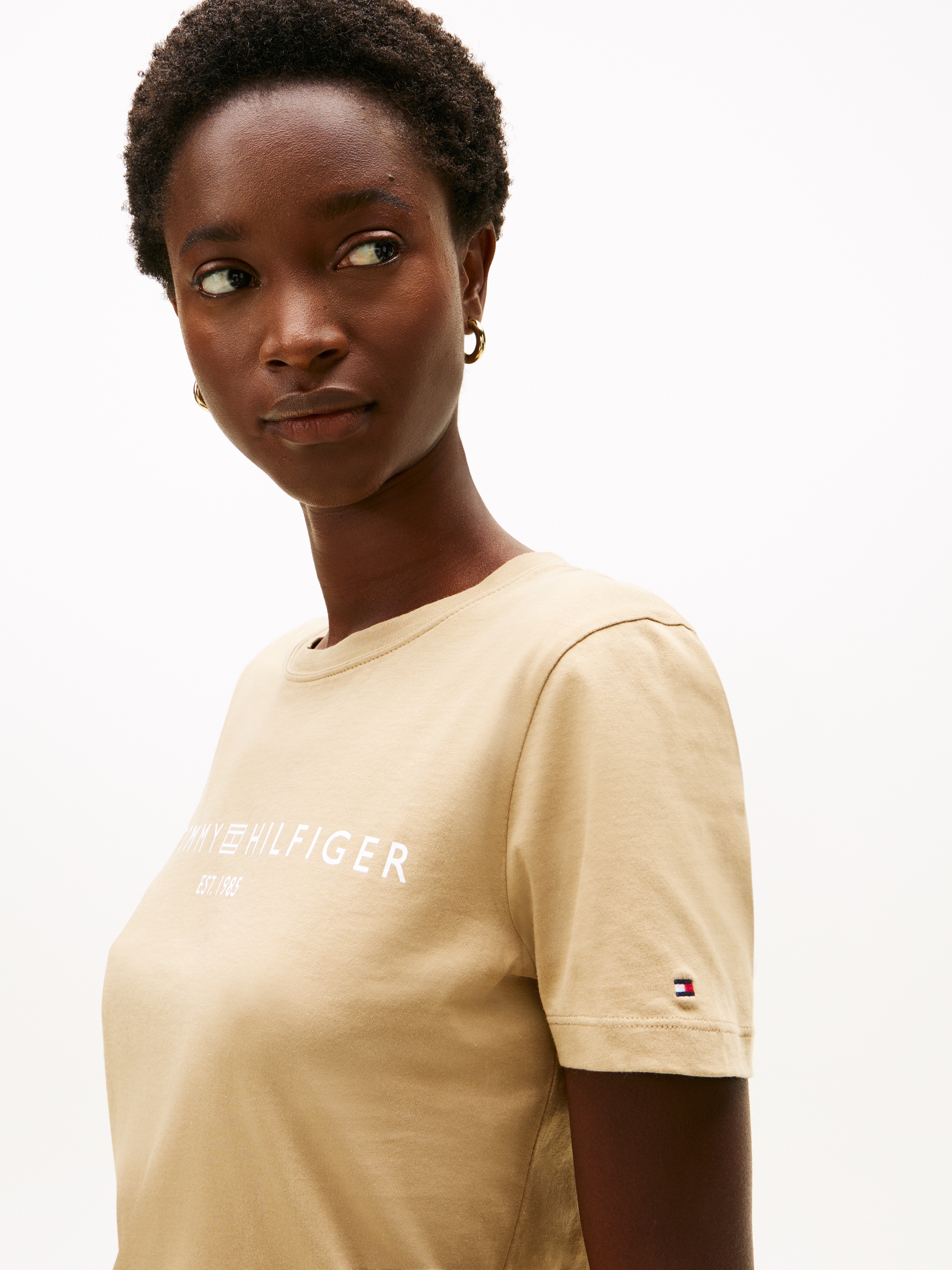 Tommy Hilfiger Kurzarmshirt »REG CORP LOGO C-NK mit Logoschriftzug und Stickerei« Baumwolle