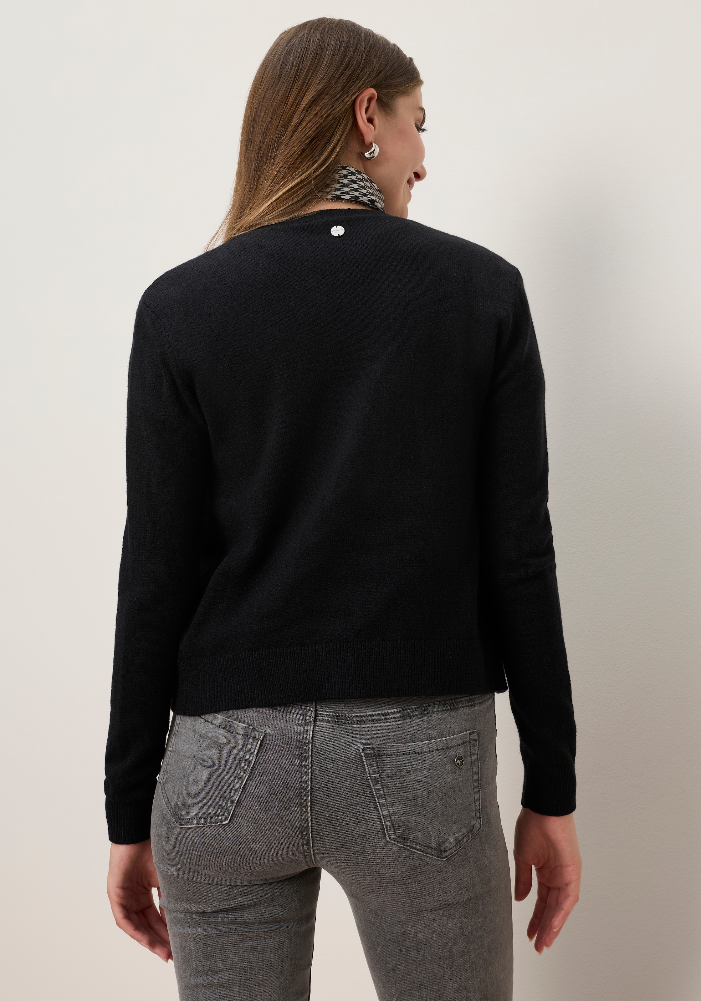 Tamaris Strickjacke »kurzer Schnitt, figurumspielende Passform« aus weicher Viskosemischung