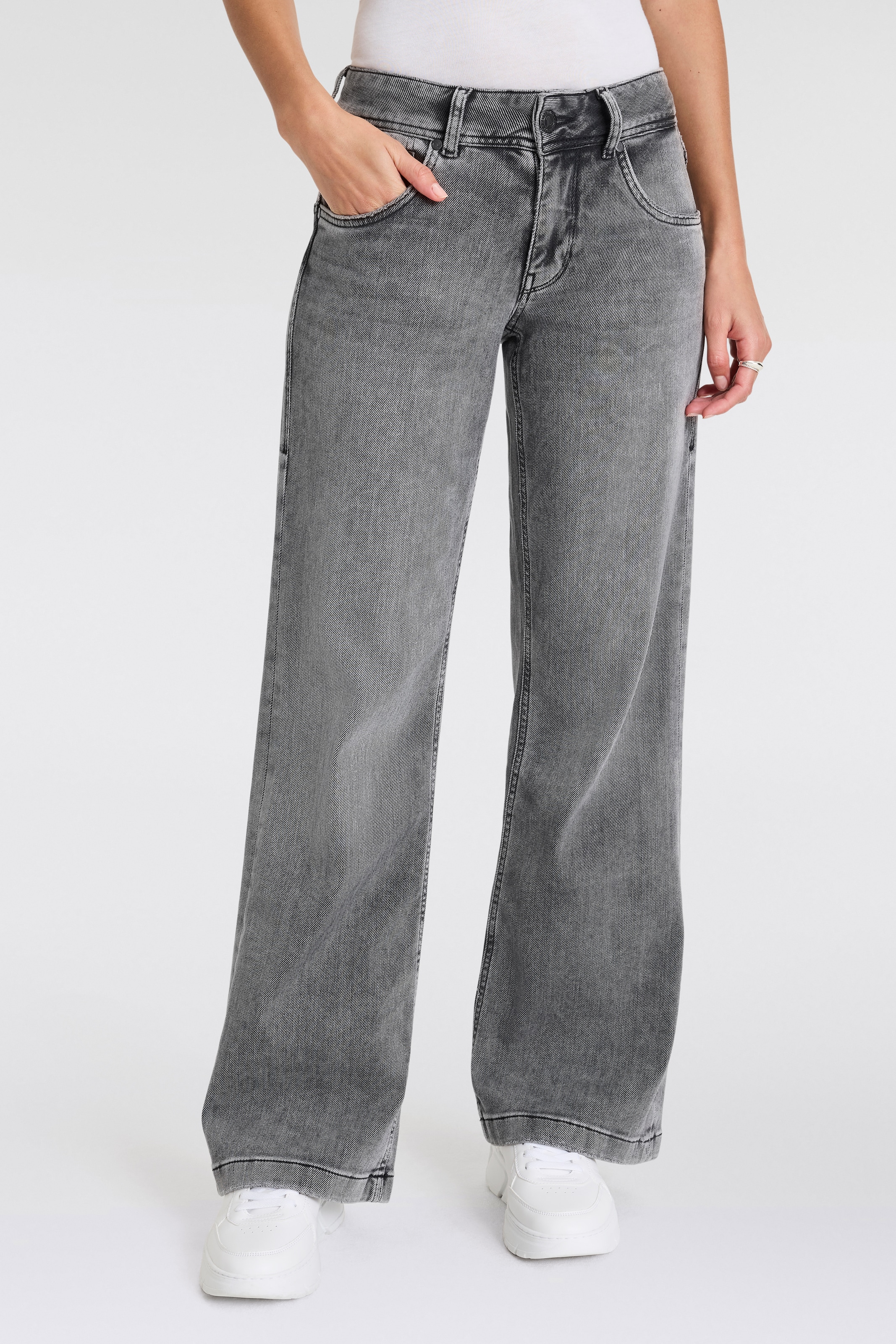 Herrlicher Bootcut-Jeans »Edna Organic Denim Brushed«, mit markanten Taschenabnähern hinten