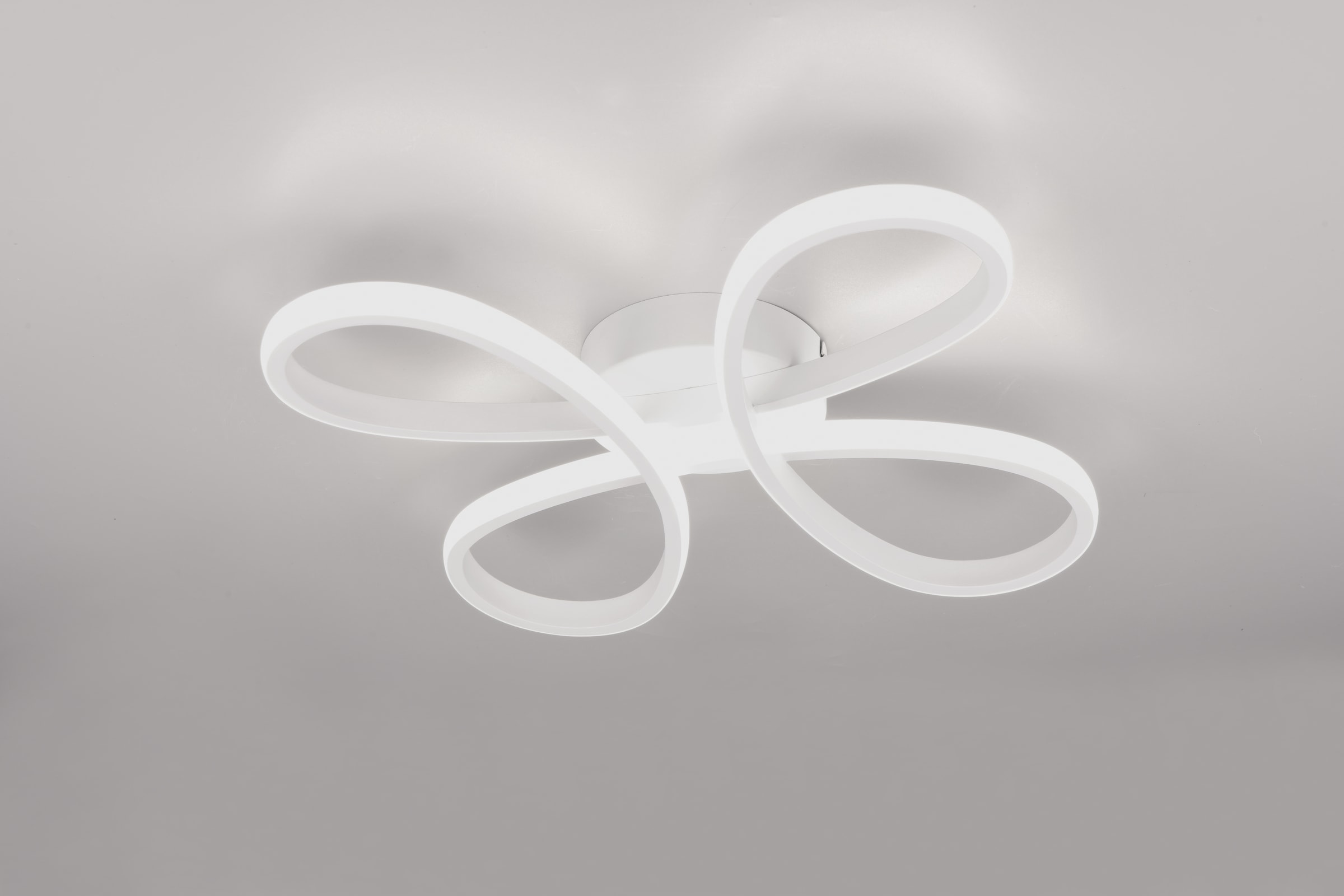 TRIO Leuchten LED Deckenleuchte »FLY, Deckenlampe LED 22W 2600 Lumen kaltweiß 4000K 3-Stufen dimmbar« LED-Board 1 Stk. Kaltweiß Maße 40x40 cm, LED Band Schleife Deckenlampe Schlafzimmer Wohnzimmer