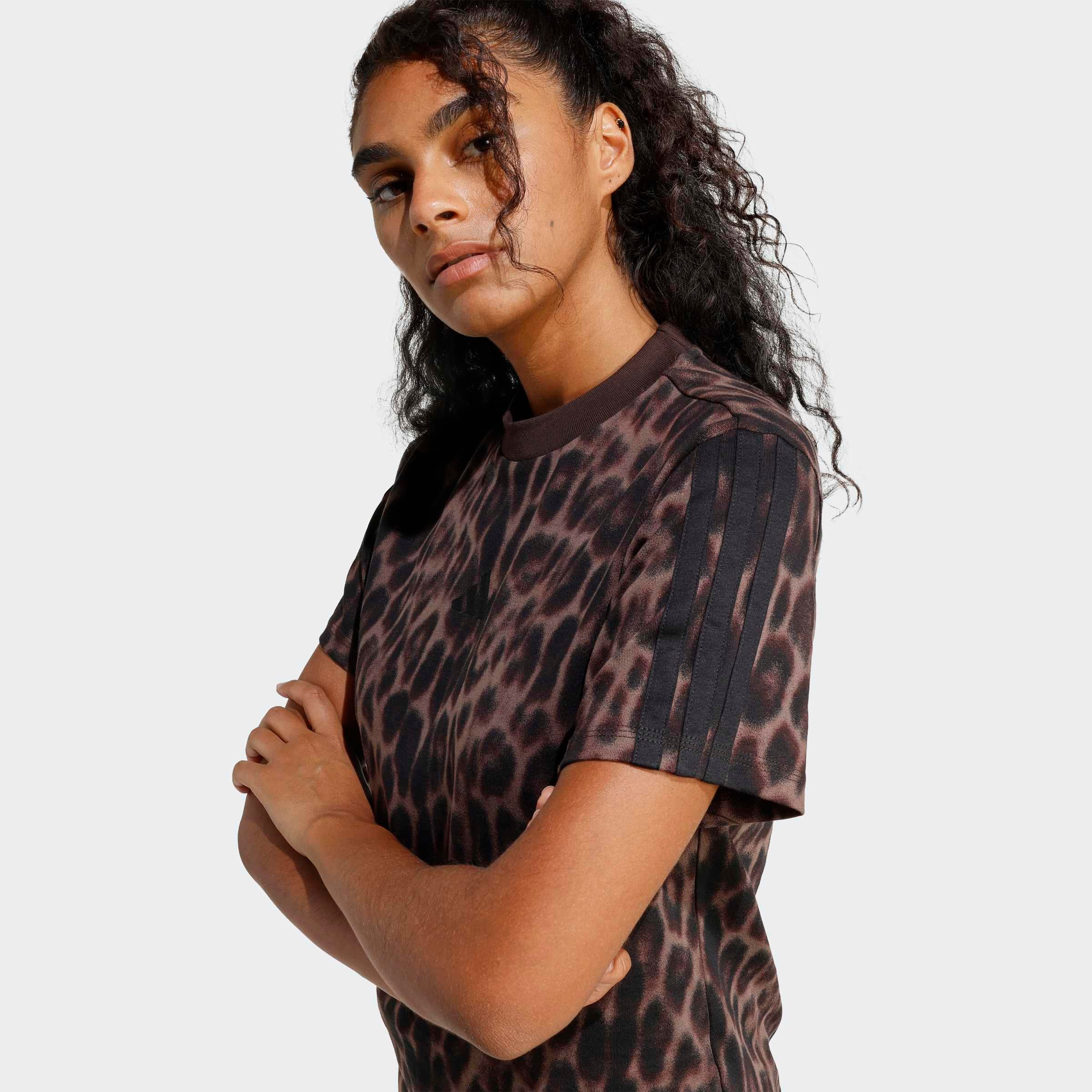adidas Sportswear T-Shirt »SEASONAL ESSENTIALS MIT LEOPARDENPRINT UND 3-STREIFEN«