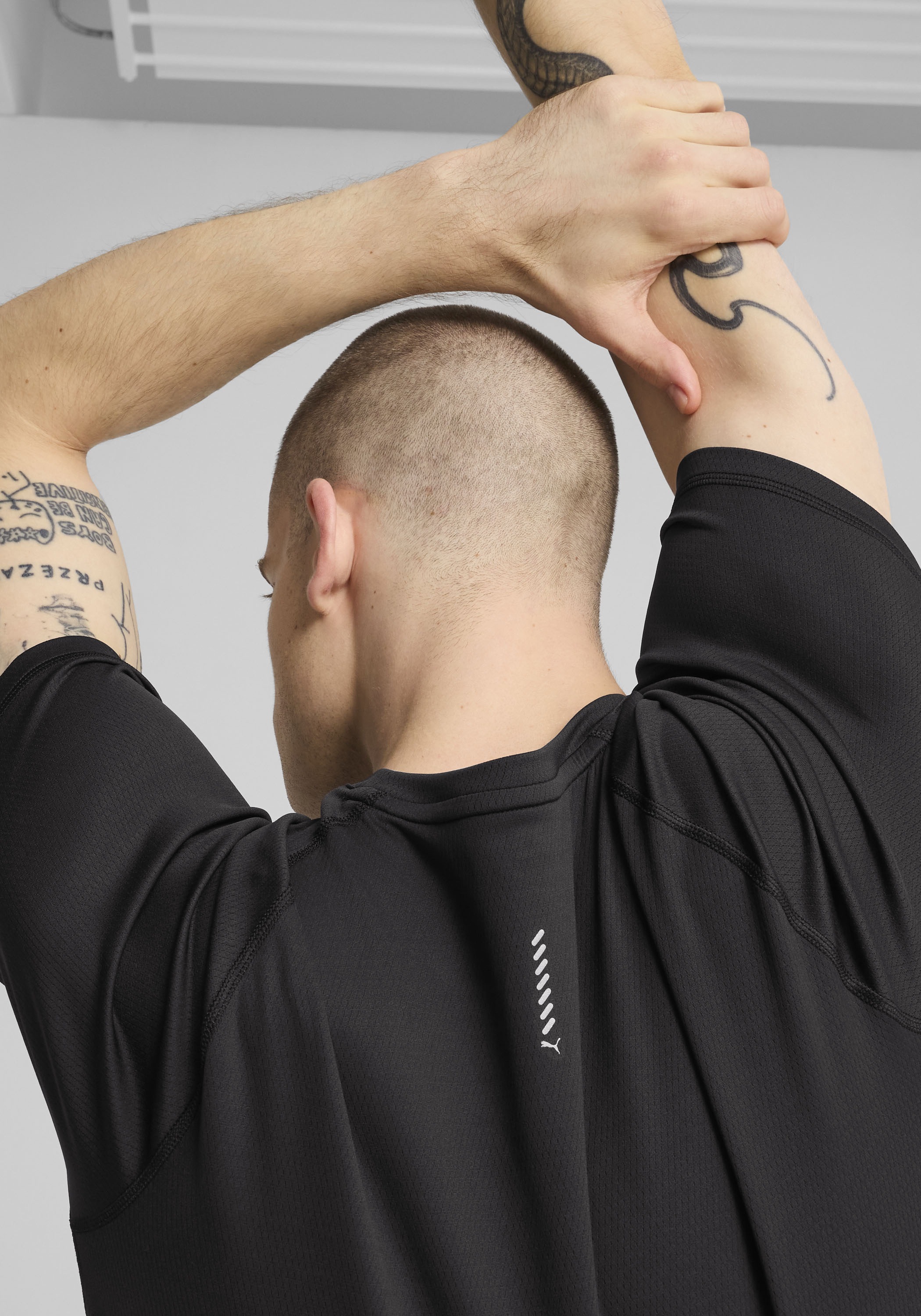 PUMA Laufshirt »M RUN VELOCITY TEE POLY« ergonomische Schnittführung, Kurzarm, für sportliche Aktivitäten