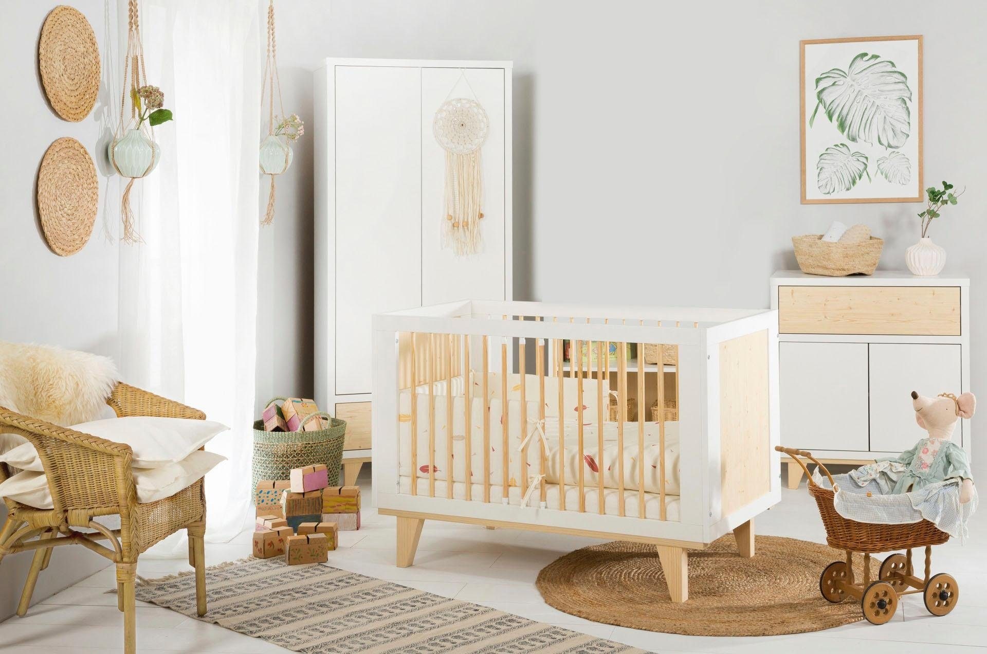 Babyzimmer Komplett Set in Weiß und mit hellen Holzdetails