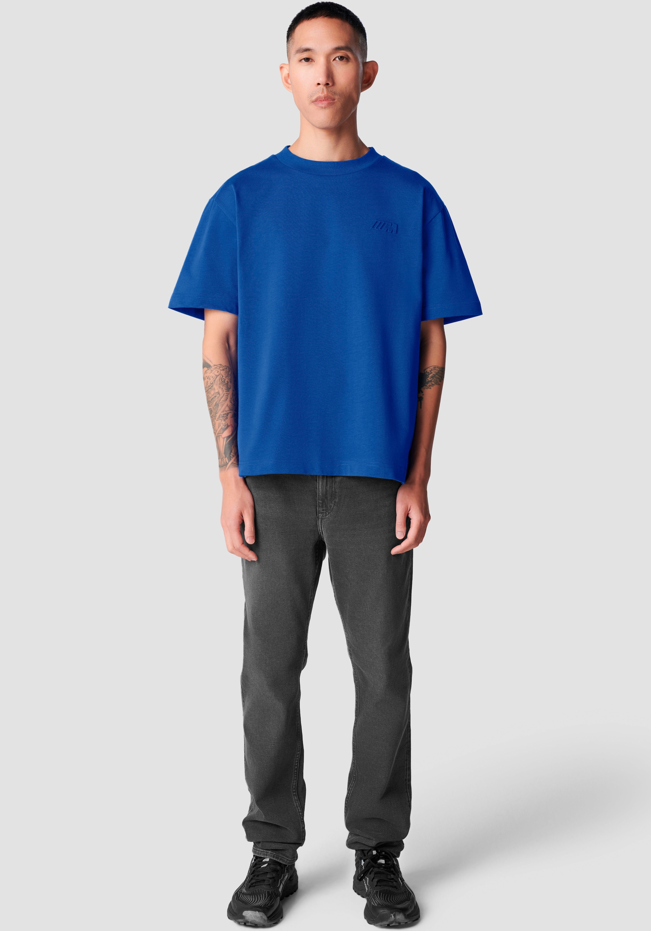 BMW T-Shirt mit Logostickerei auf Brusthöhe