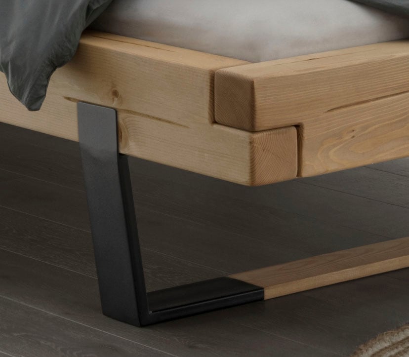Home affaire Massivholzbett »Ultima Balkenbett Doppelbett, Füße Metallkufe mit Holzelement«, (hohe Belastbarkeit: 200kg je Seite), FSC®-zertifizierte Wildeiche oder Fichte, viele Breiten zur Auswahl