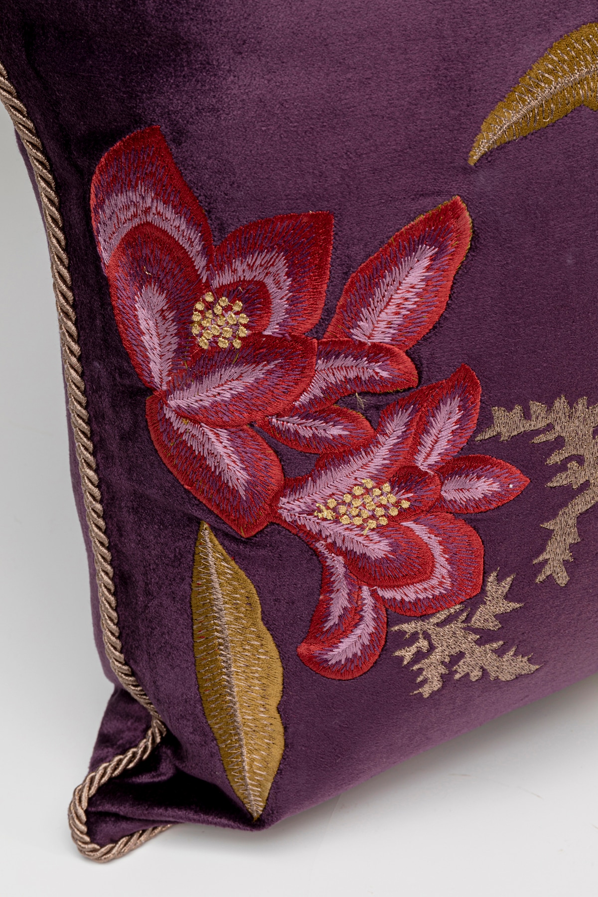 Kare Design Dekokissen »Lovely Flowers, Kissenhülle mit Füllung, 50x50 cm« stützt Kopf und Nacken angenehm und sorgt für erholsamen Schlaf