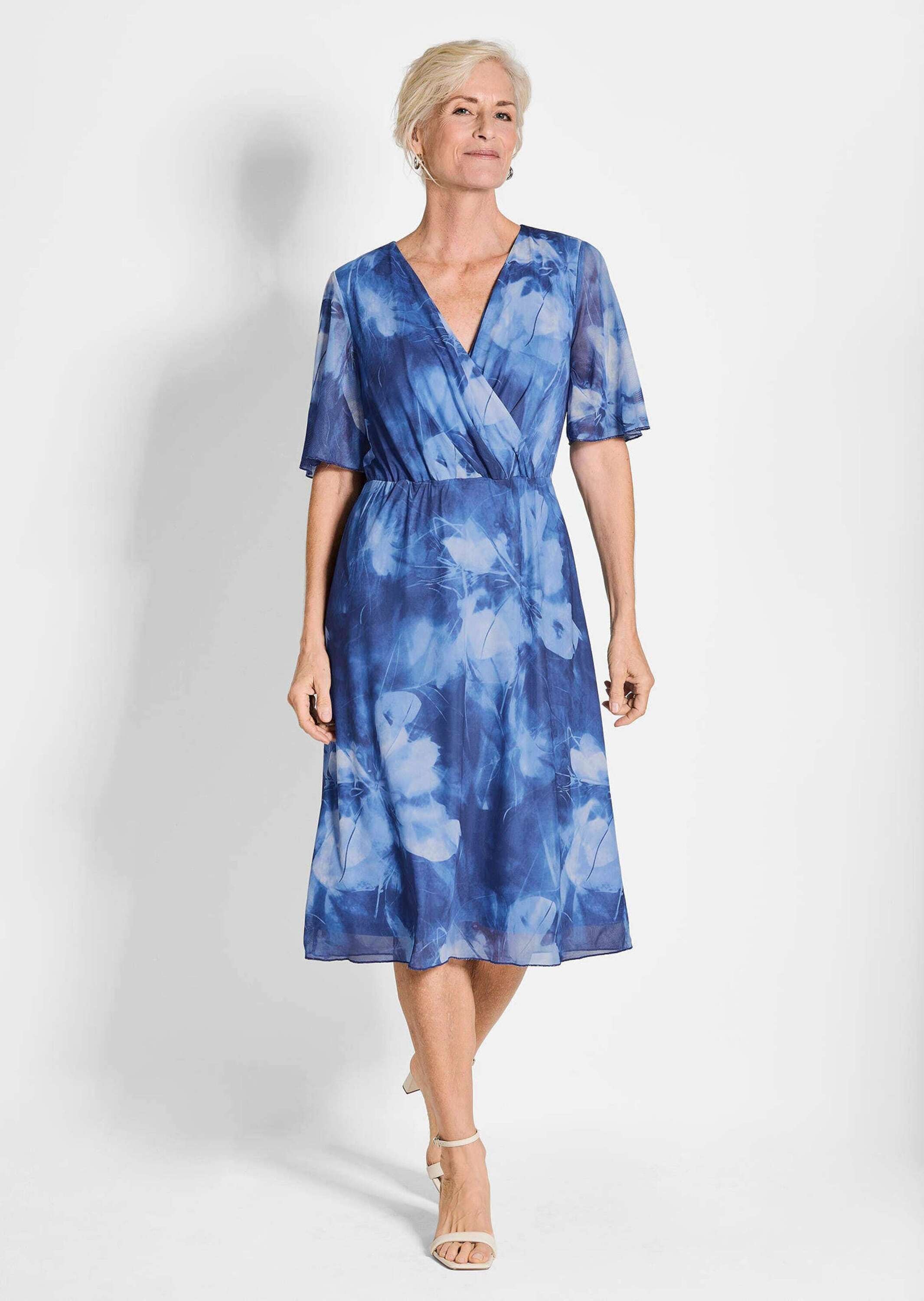 GOLDNER Sommerkleid »Kurzgröße Wickelkleid mit Blütenprint in Blau, tailliert«