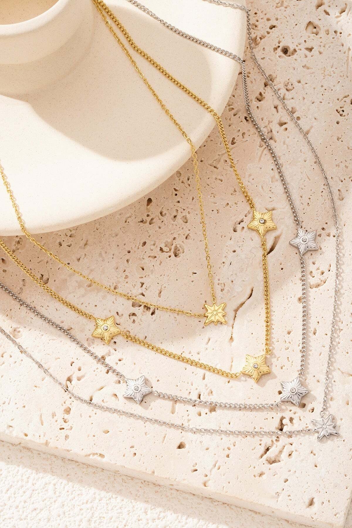 Adelia´s Gliederkette »Zweireihige Layering-Halskette mit Sternmotiven und Strass 42,5 cm + 5 cm« Zwei versetzte Kettenreihen mit Sternmotiven prägen diesen trendigen Modeschmuck