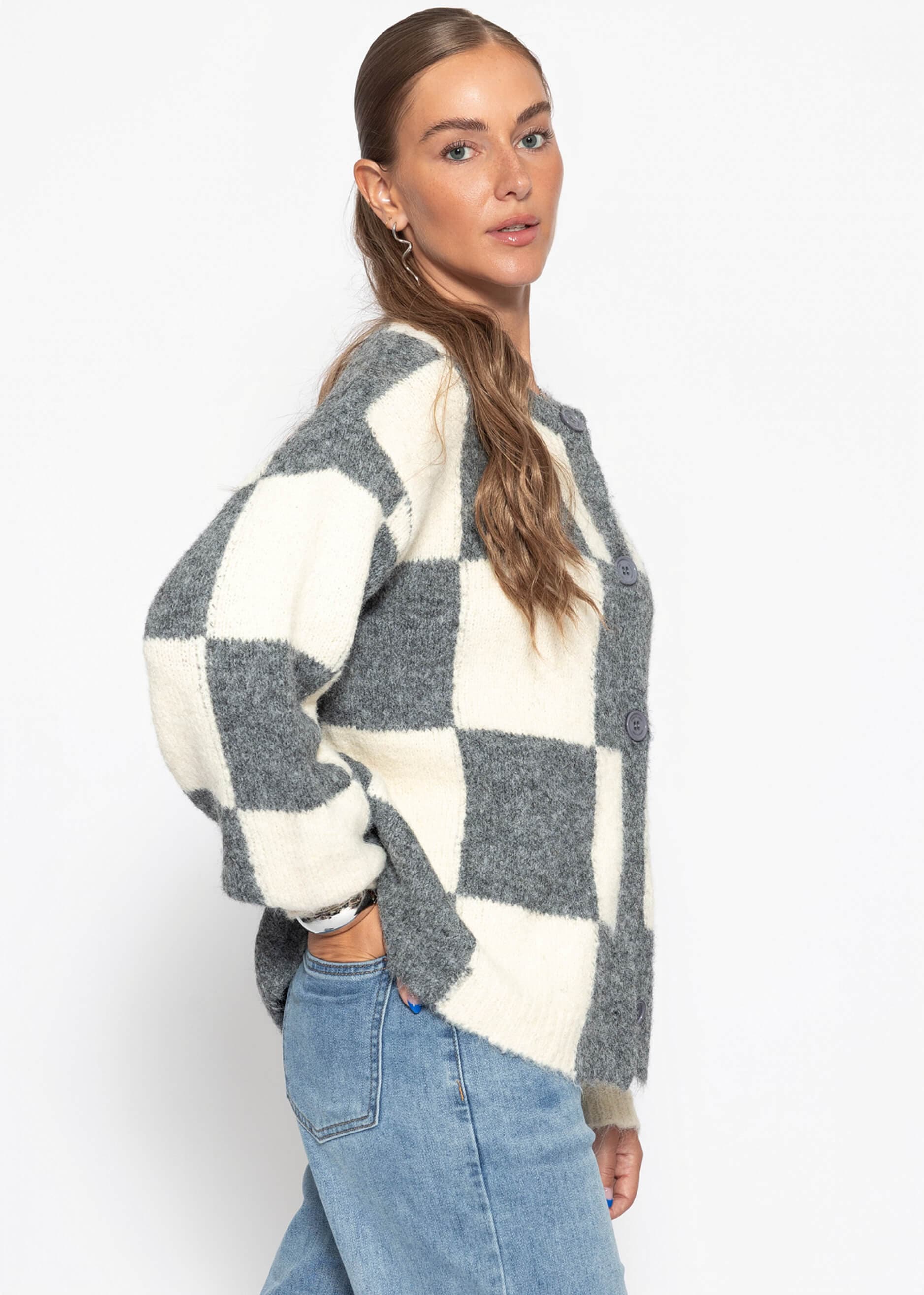 SASSYCLASSY Cardigan »Cardigan im Karomuster« Moderne Strickjacke geometrische Formen in Grau