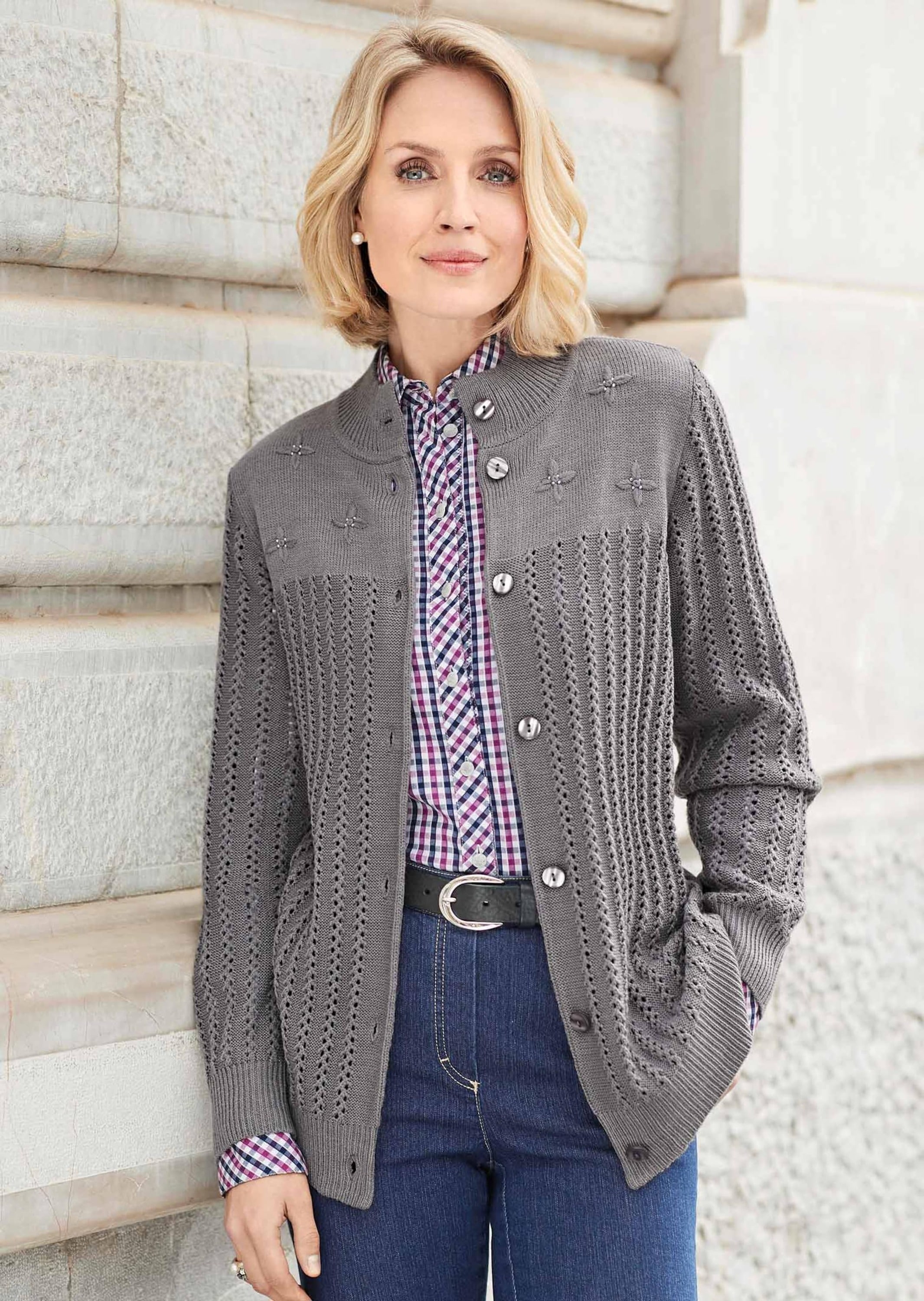 GOLDNER Strickjacke »Kurzgröße Ajourstrickjacke« Hübsche Strickblüten mit glänzenden Zierperlen
