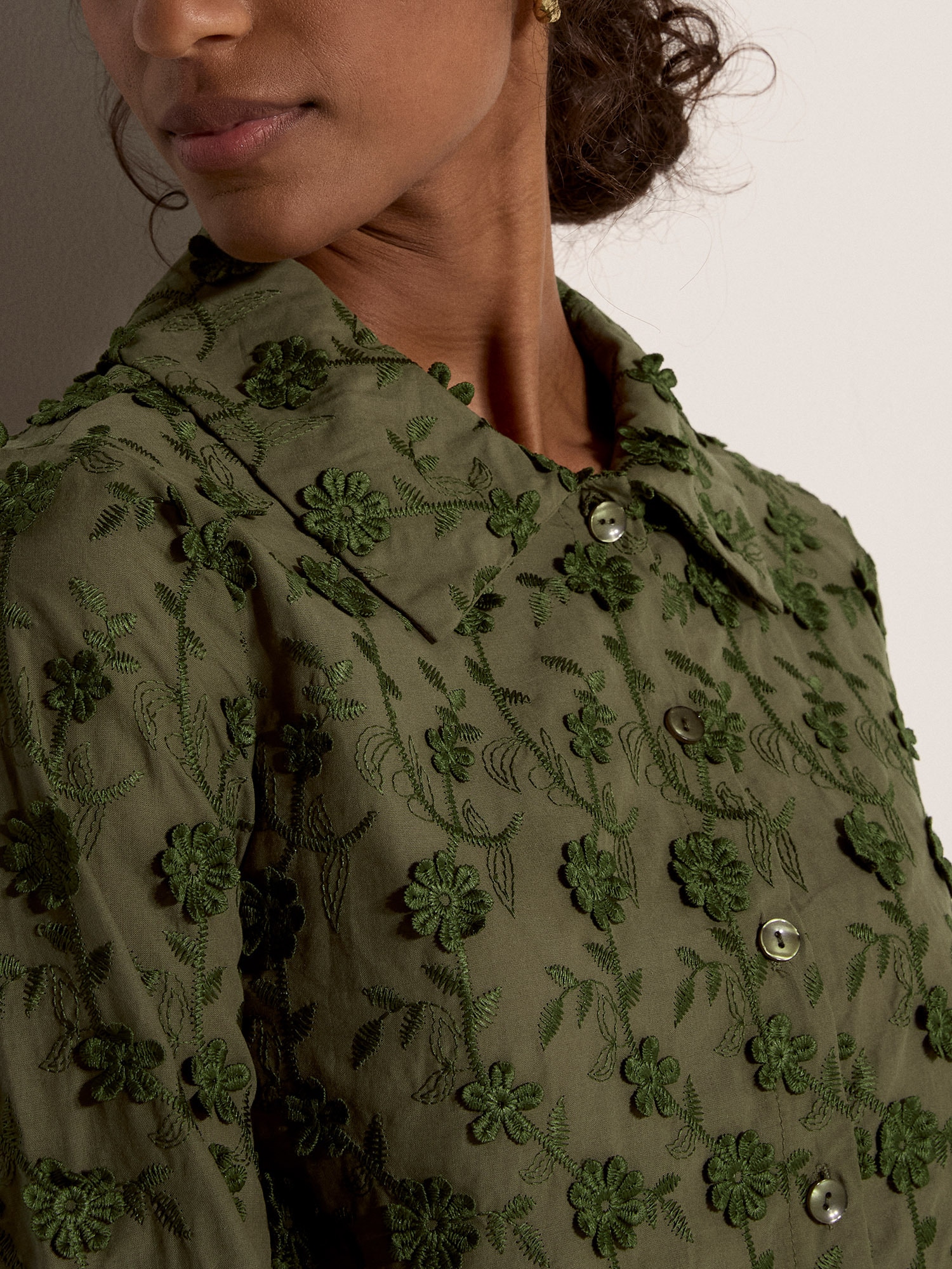 Apricot Spitzenbluse »Gekürztes Shirt mit Blumenapplikation« mit Blumenapplikation