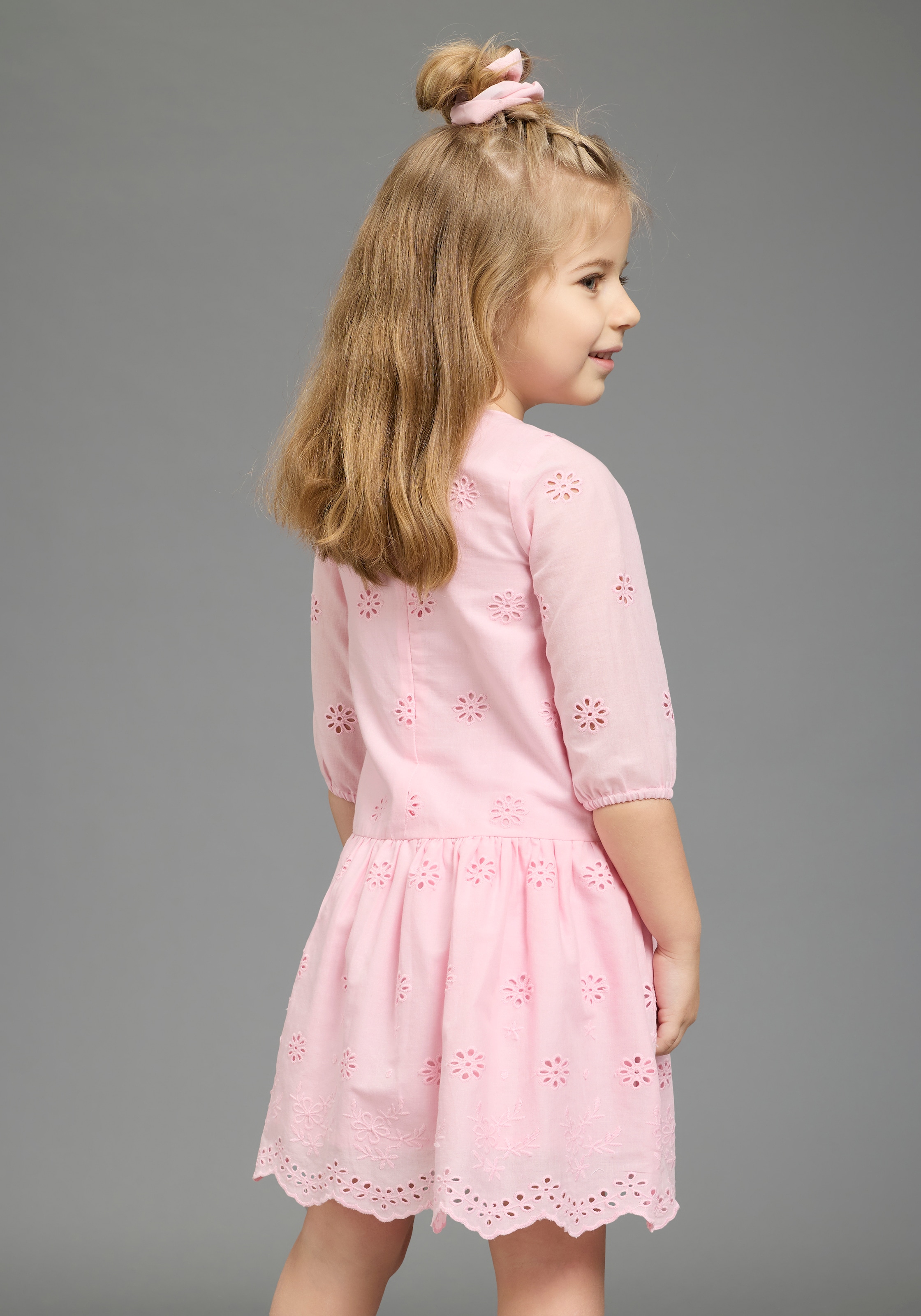 KIDSWORLD Spitzenkleid »Kleid mit Lochstickerei für Mädchen« aus Popeline und Web-Material, mit ausgestellter Passform