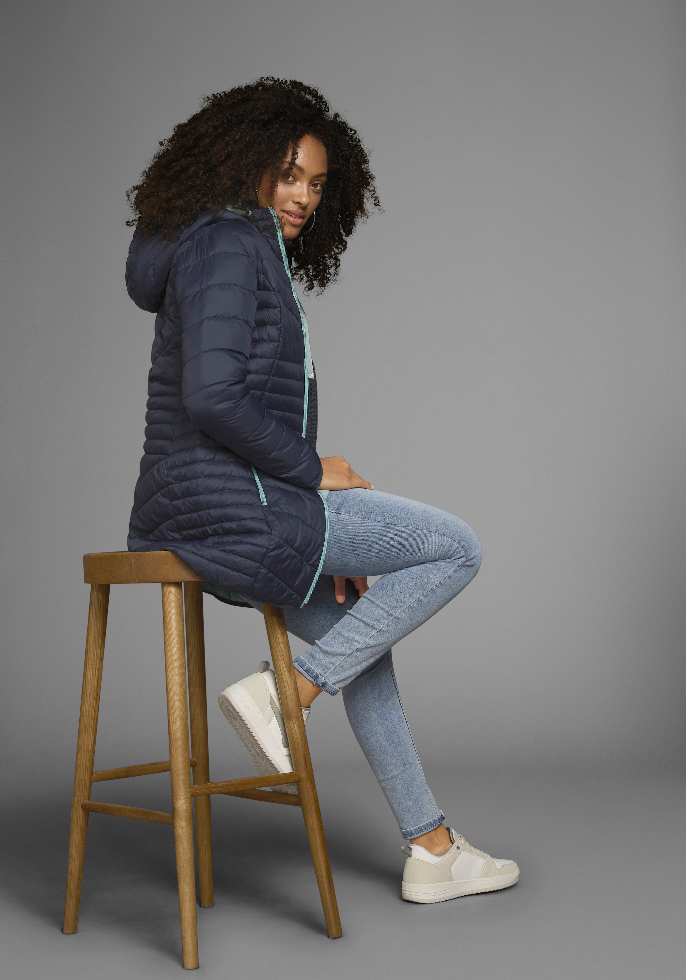 KangaROOS Steppjacke, mit Kapuze, für den Übergang, aus leichtem Webmaterial, figurbetonter Schnitt