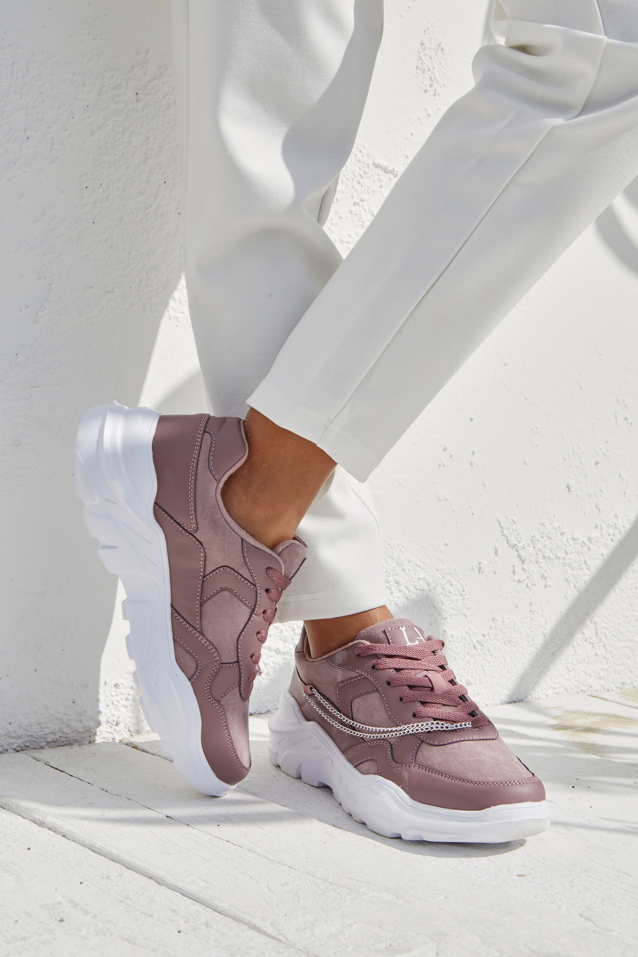 LASCANA Sneaker, mit Chunky-Sohle & Ketten, Schnürhalbschuhe, Freizeitschuhe VEGAN