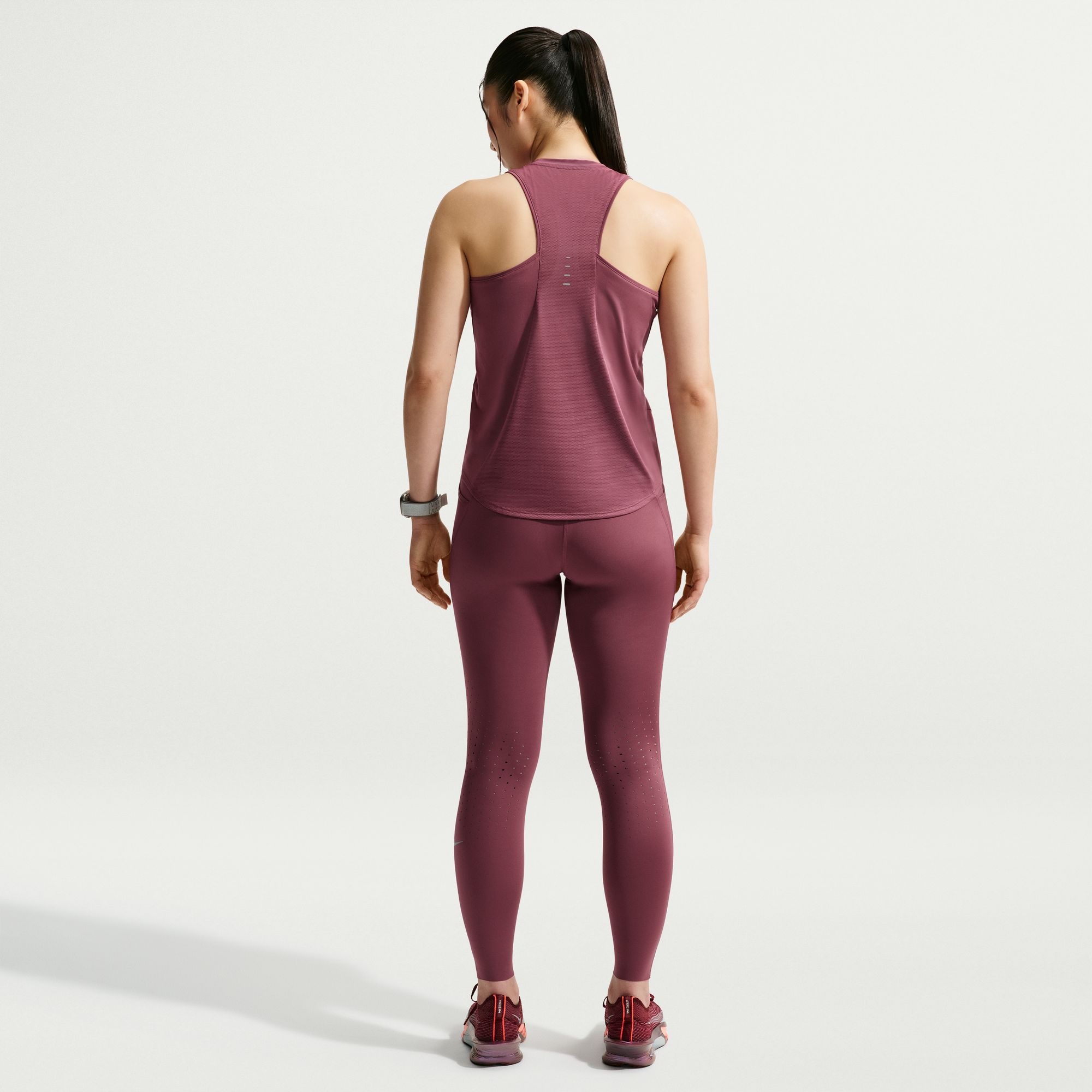 Nike Lauftop »W NK SWIFT DF TANK STNDRD« ärmelloses Design, leichtes Material, lockerer Schnitt