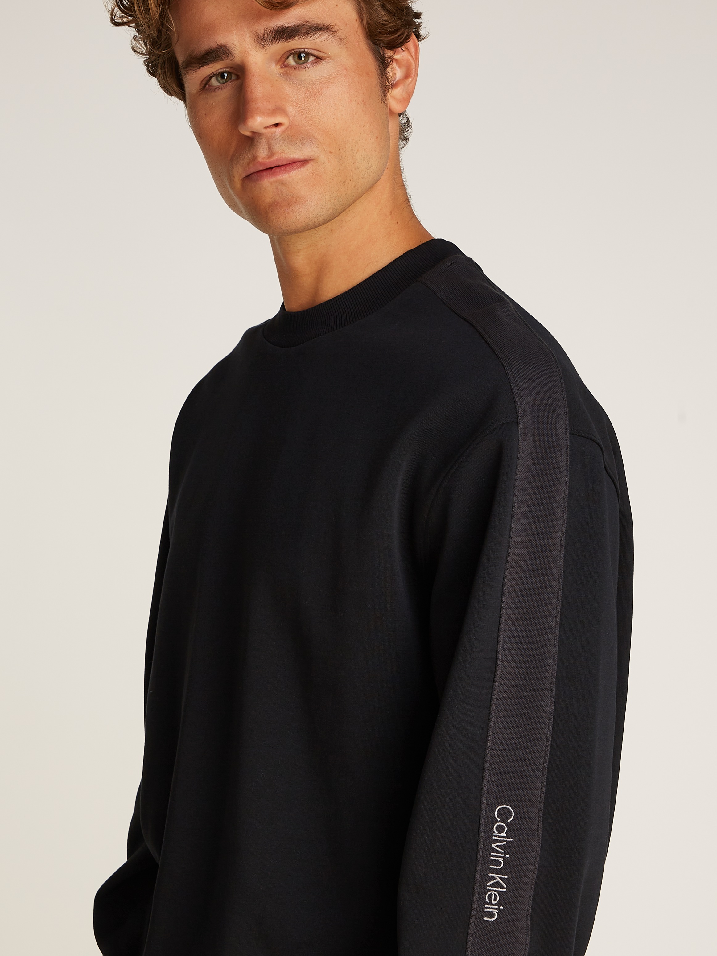 Calvin Klein Jeans Sweatshirt »LOGO TAPE CREW NECK«, mit Logo-Band an den Ärmeln
