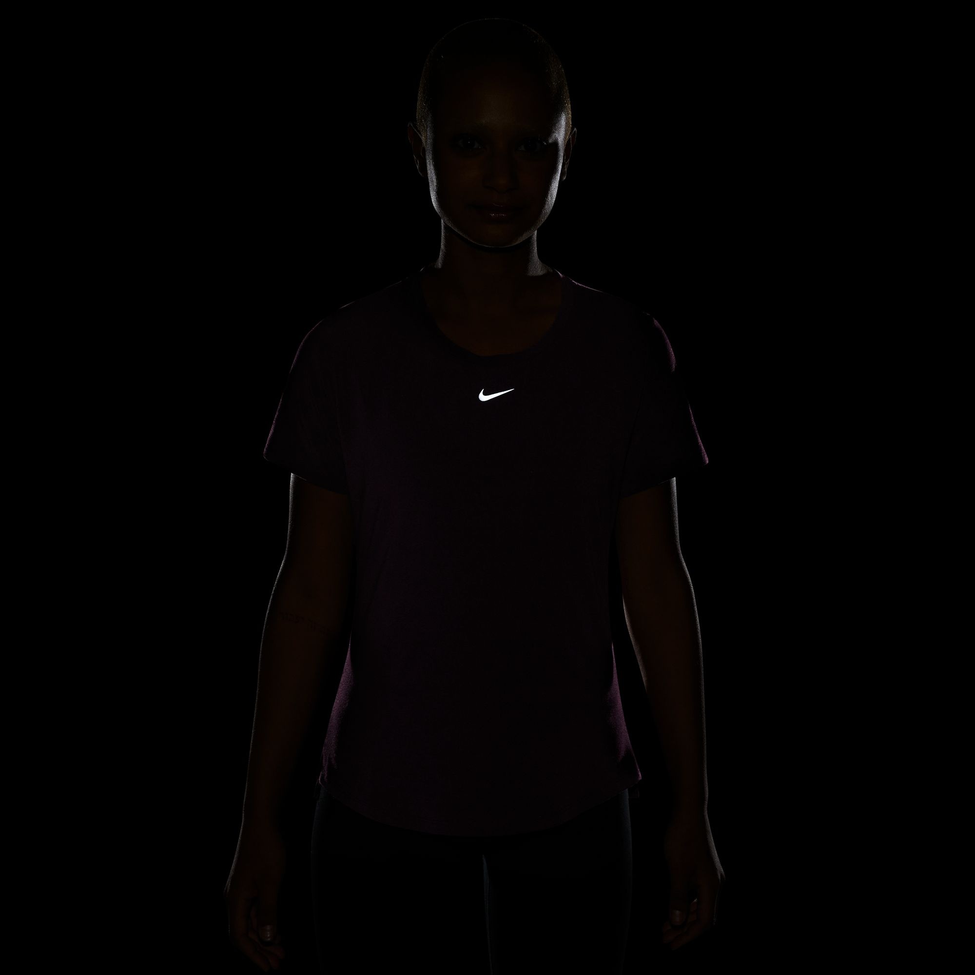Nike Trainingsshirt »DRI-FIT UV ONE LUXE WOMEN'S STANDARD FIT SHORT-SLEEVE TOP«
