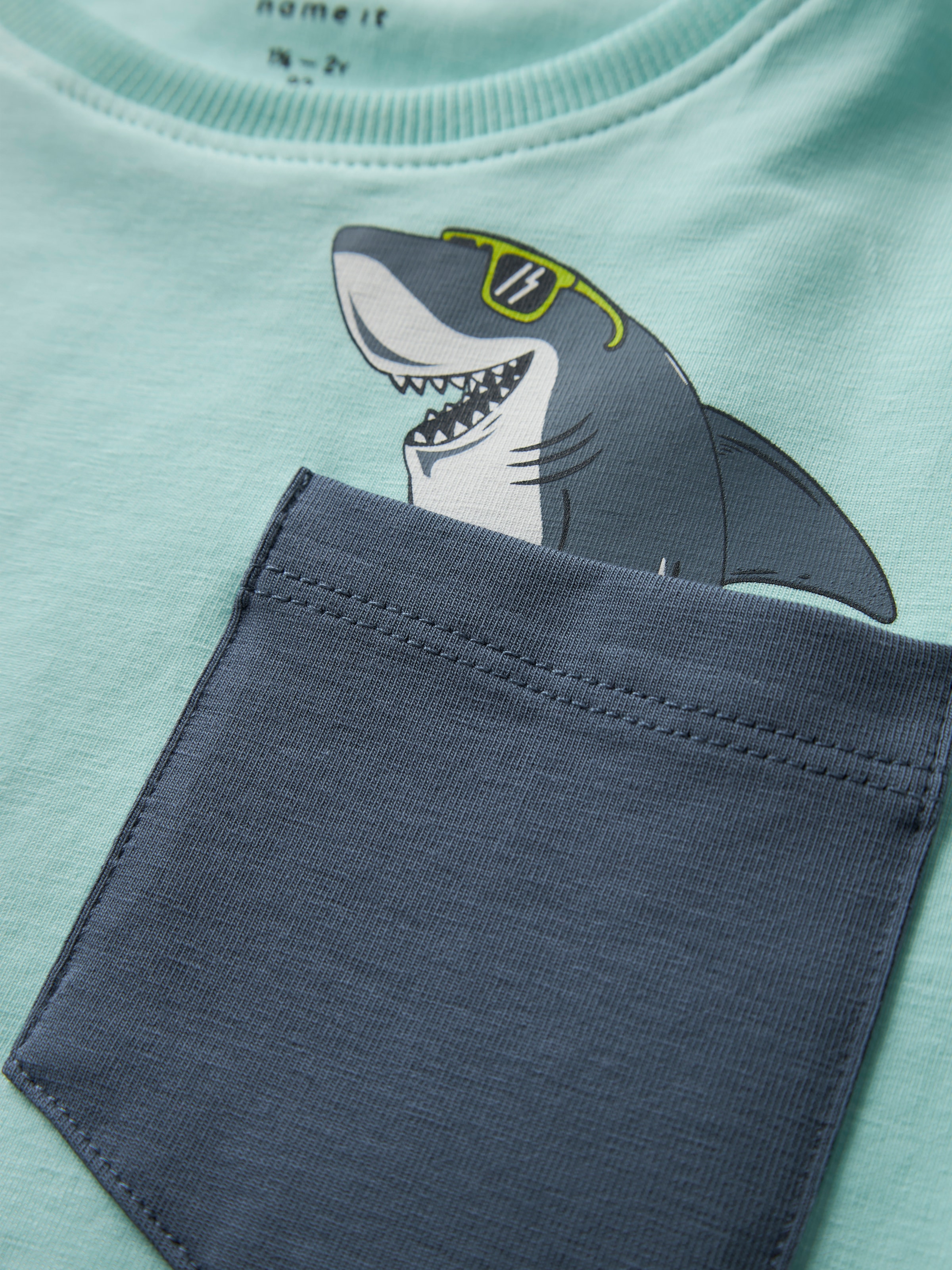 Name It T-Shirt »NMMFIKZ SS NREG TOP BOX« mit kleiner, aufgesetzter Brusttasche