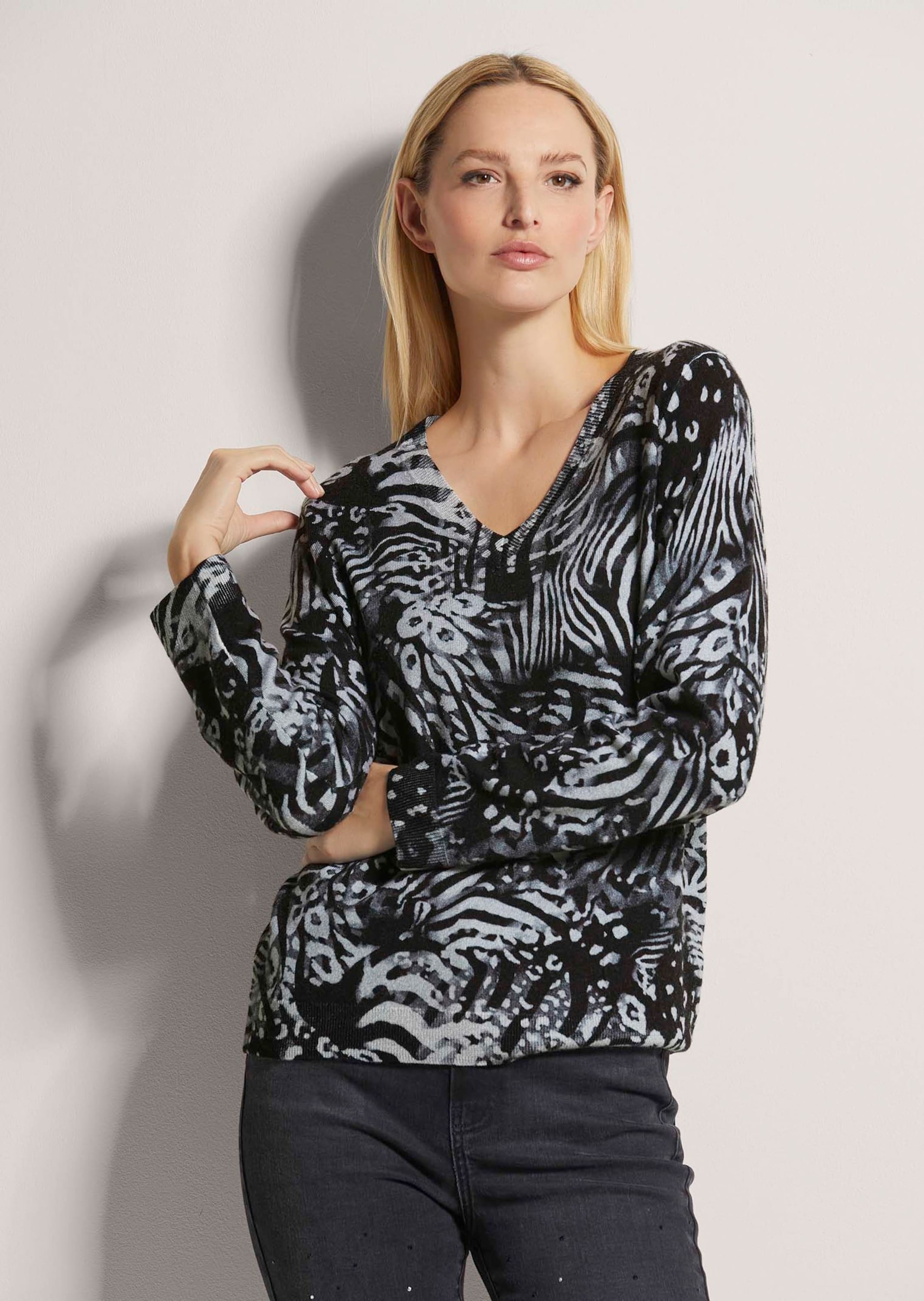 MADELEINE Longpullover »Druckpullover V-Pullover mit Unikat-Print«