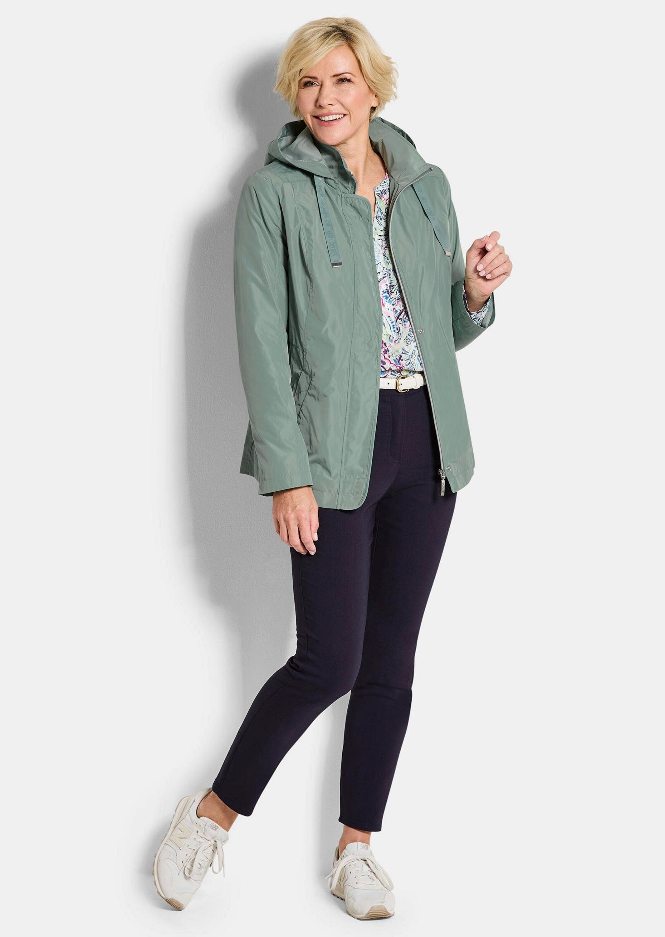 GOLDNER Kurzjacke »Outdoor-Jacke mit Kapuze« Ziersteppungen an Schulter und verdeckter Leiste