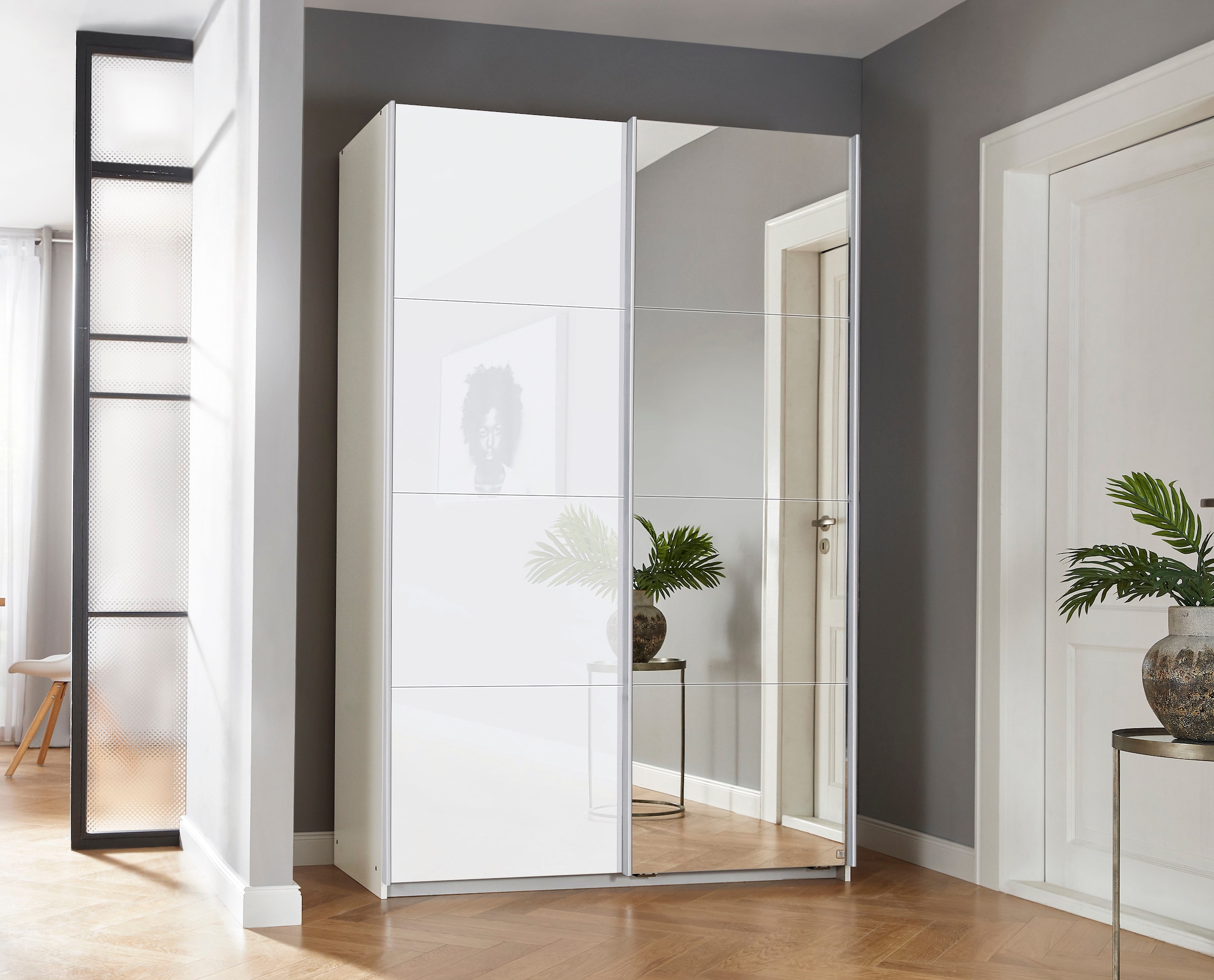 INOSIGN BY RAUCH Schwebetürenschrank »Kleiderschrank Schrank Garderobe Schlafzimmerschrank THANOS«, (in 3 verschiedenen Ausstattungen BASIC/CLASSIC/PREMIUM), Optional mit Spiegel, Metall-Griffleisten alufarben MADE IN GERMANY