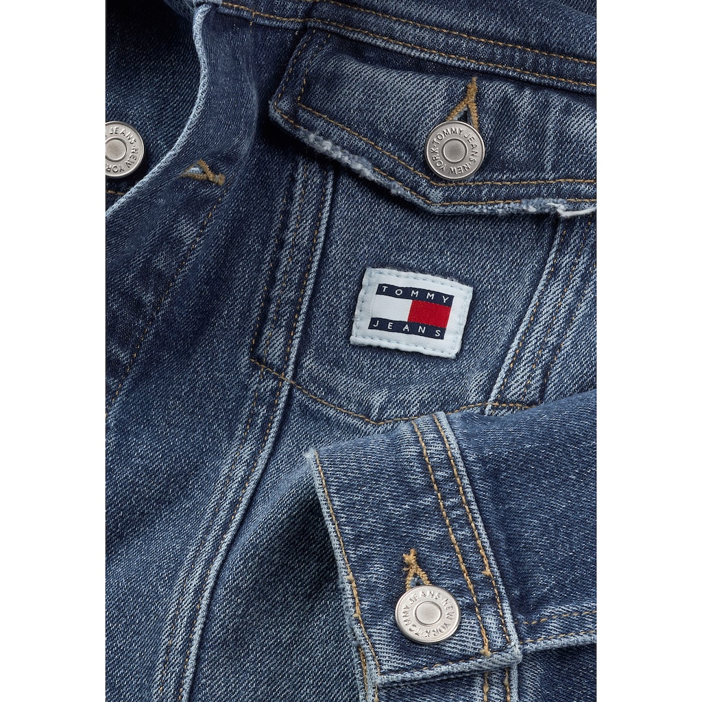Tommy Jeans Jeansjacke »MOM CLS JACKET AH6158«, mit Logopatch