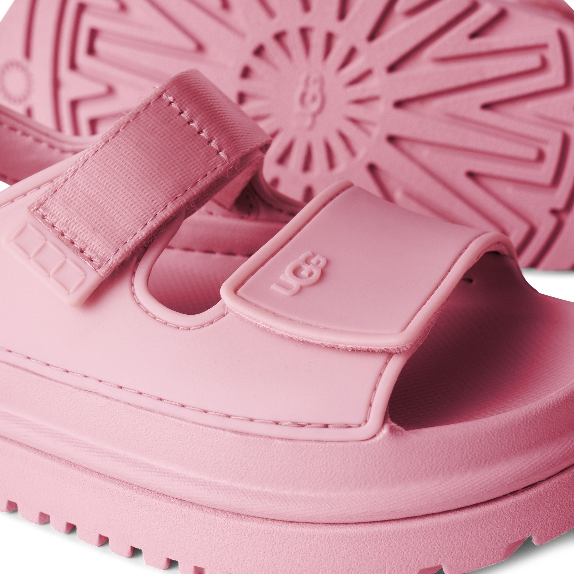 UGG Badesandale »K GOLDENGLOW«, Sommerschuh, Poolslides, Plateauabsatz, mit Klettverschluss