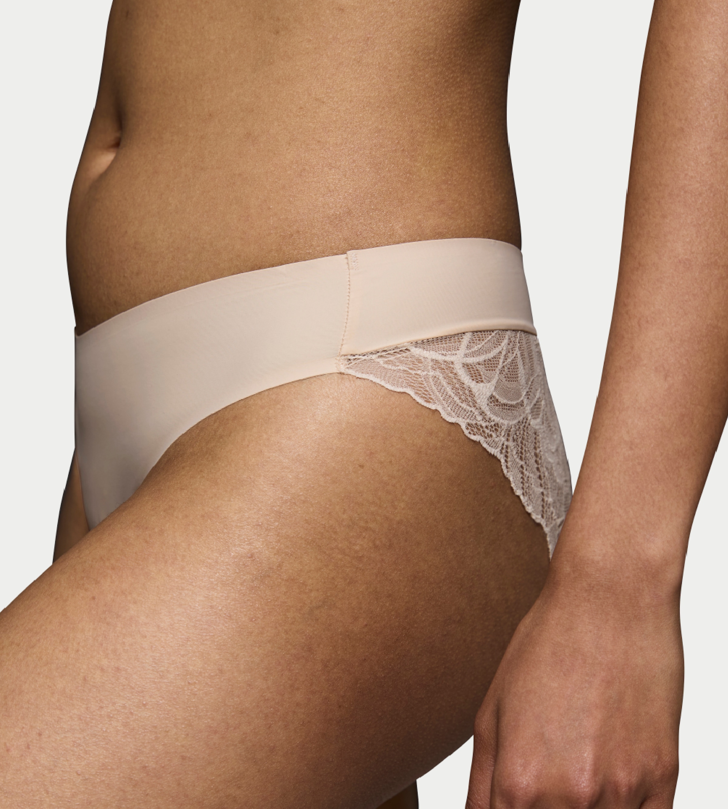 Triumph Slip »Body Make-Up Illusion Lace« florale Stretch-Spitze, hoher Beinausschnitt, weiche Microfaser