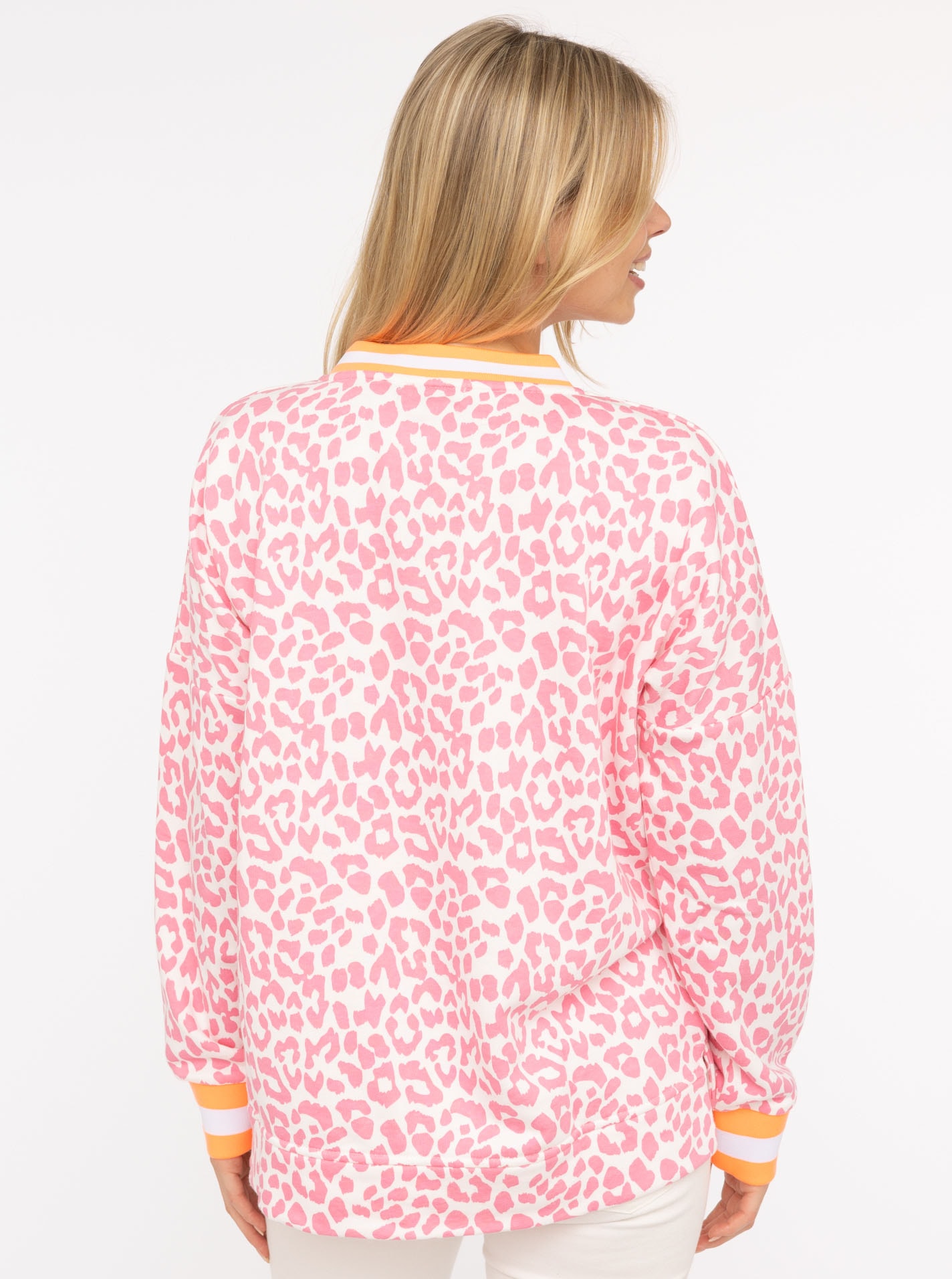 Zwillingsherz Sweatshirt »"Leo Pastell"«, mit V-Ausschnitt, gestreiften Bündchen und WILD Applikation