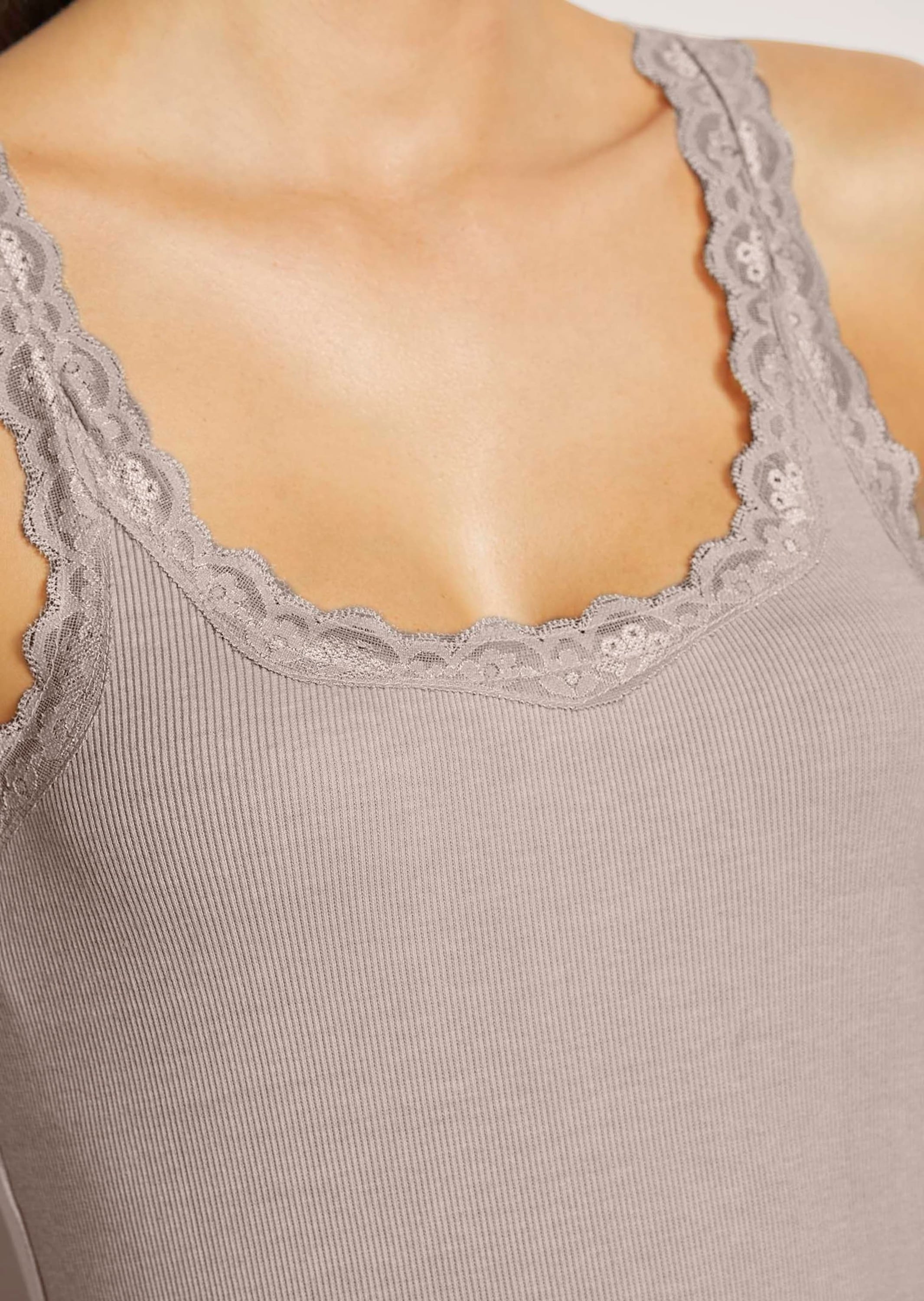 MADELEINE Trägertop »Spitzentop Ärmelloses Sommer-Top mit edler Spitze« Spitzenborte am Ausschnitt und Armabschluß