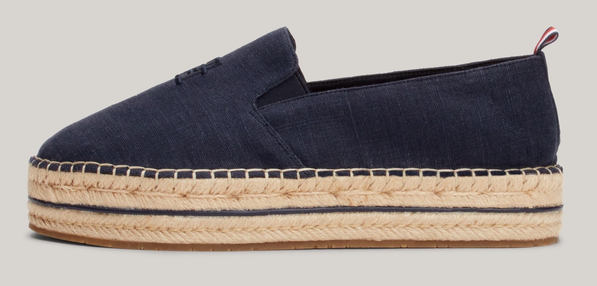 Tommy Hilfiger Espadrille »TH EMBROIDERED CANVAS FLATFORM«, Sommerschuh, Schlupfschuh, Slipper mit bastbezogenem Plateau