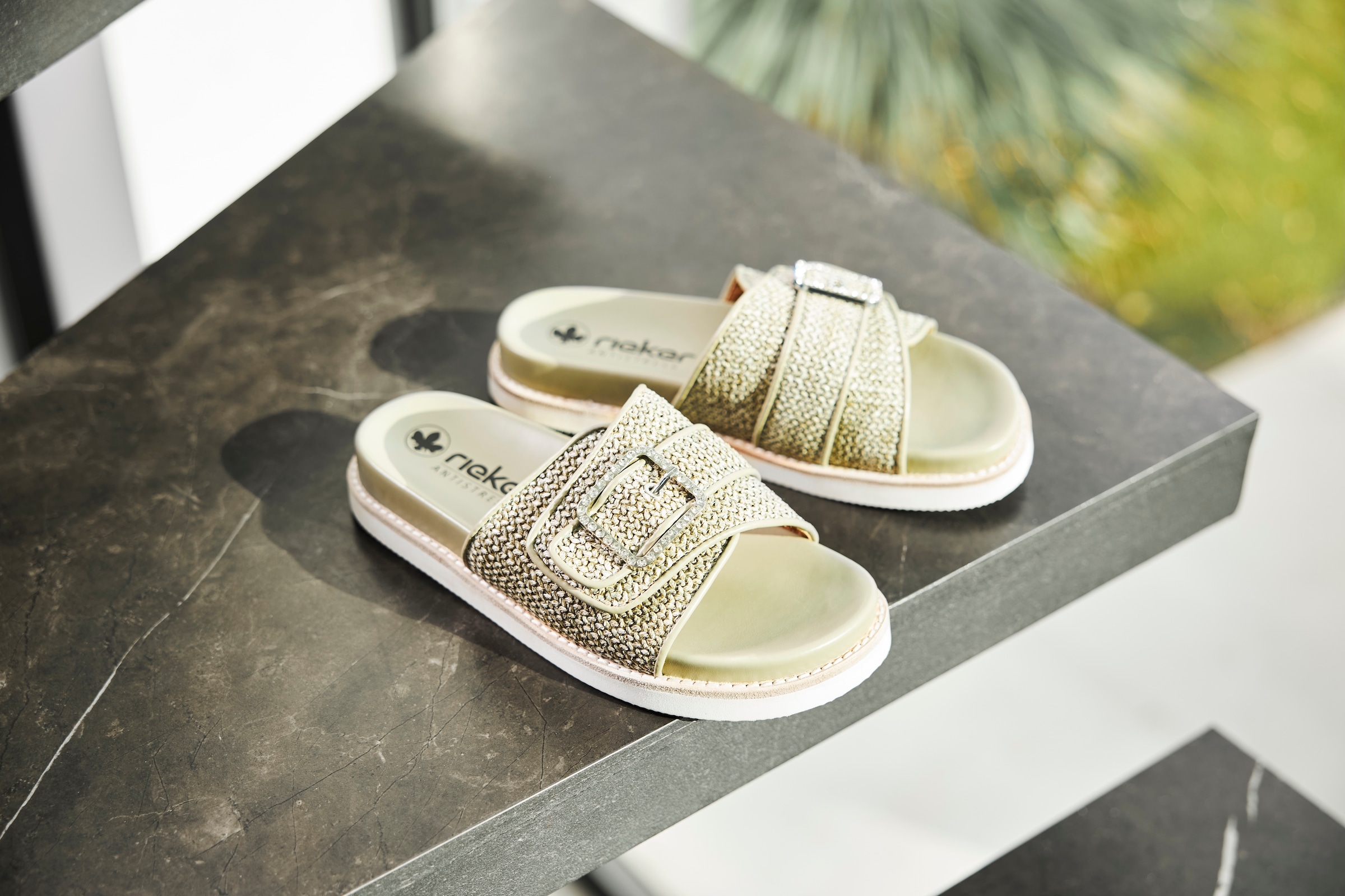 Rieker Pantolette, Sommerschuh, Strandschuh mit praktischem Klettverschluss