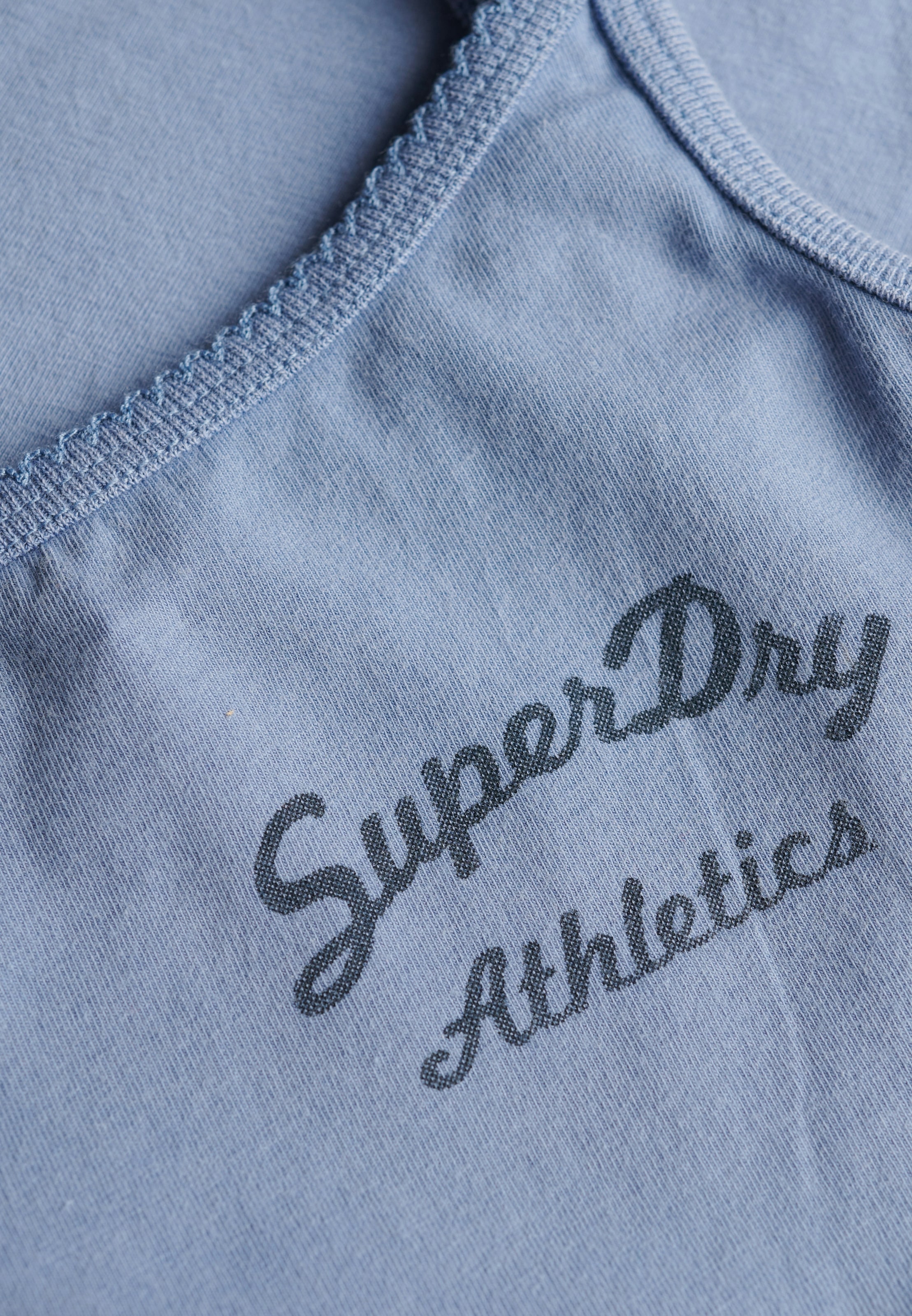 Superdry Tanktop »ATH ESS GRAPHIC CAMI« mit hübschem Spitzen-Detail am Auschnitt