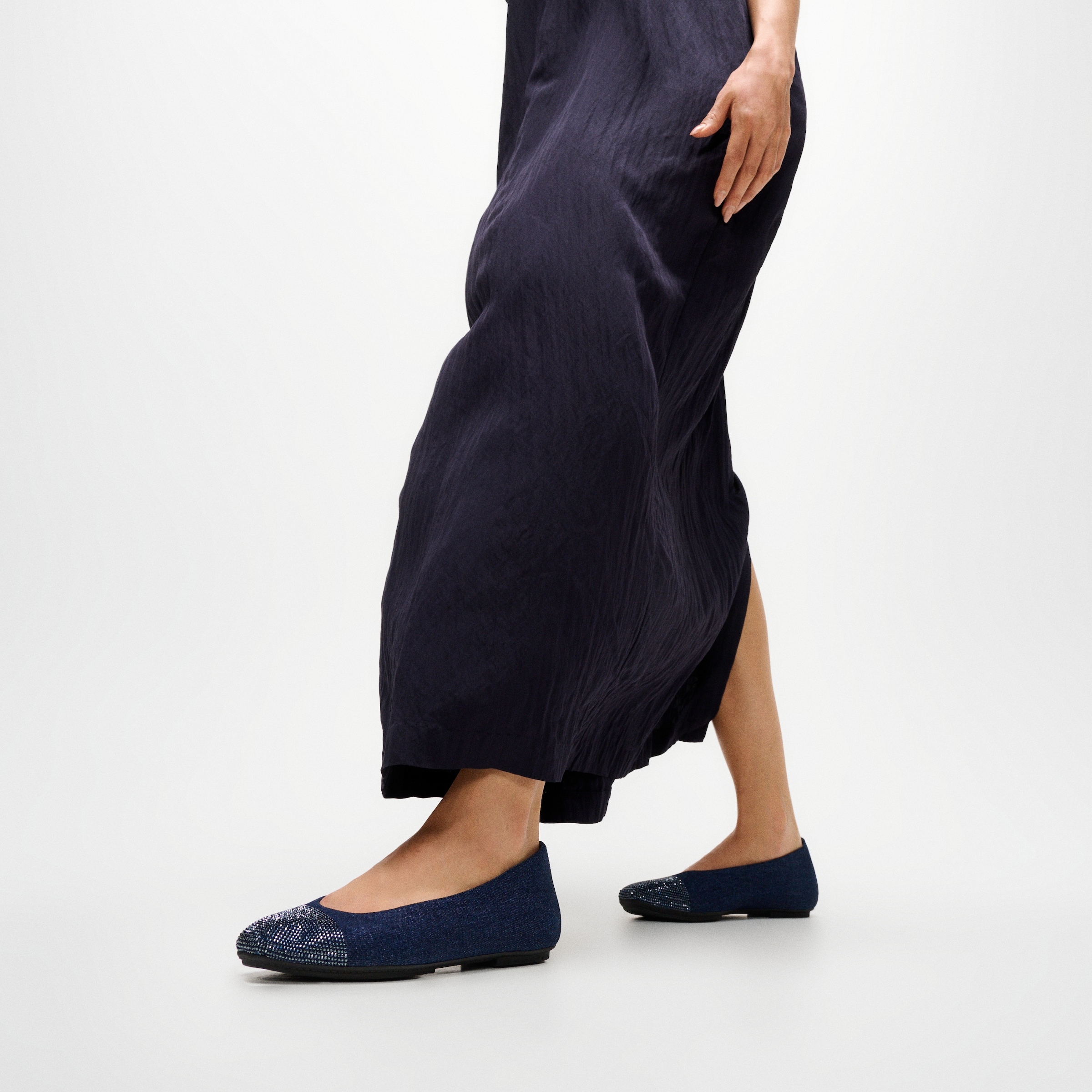 Fitflop Ballerina »DELICATO CRYSTAL CAP-TOE DENIM BALLET FLATS«  Schlupfschuh, Businessschuh mit funkelnden Strasssteinchen besetzt