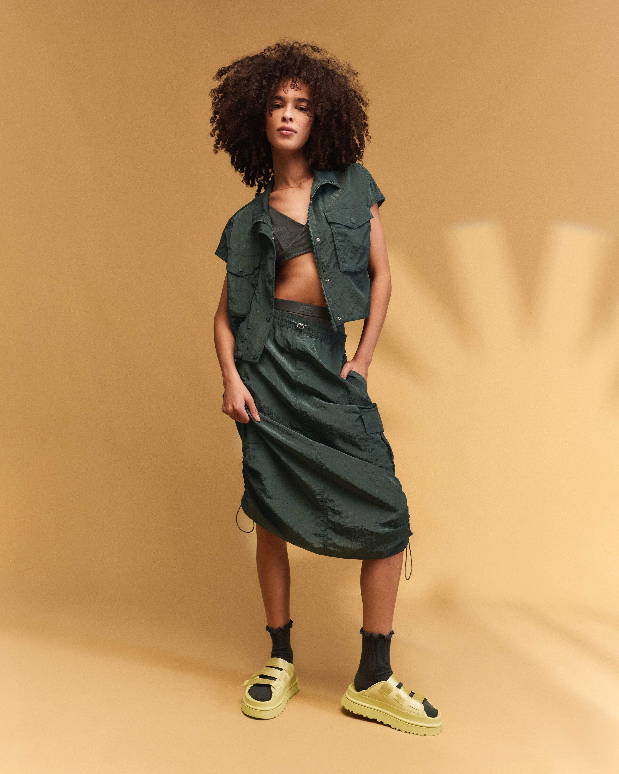 UGG Pantolette »GOLDENGLOW SLIDE«, Plateauschuh, Sandale, Flats mit Fußbett