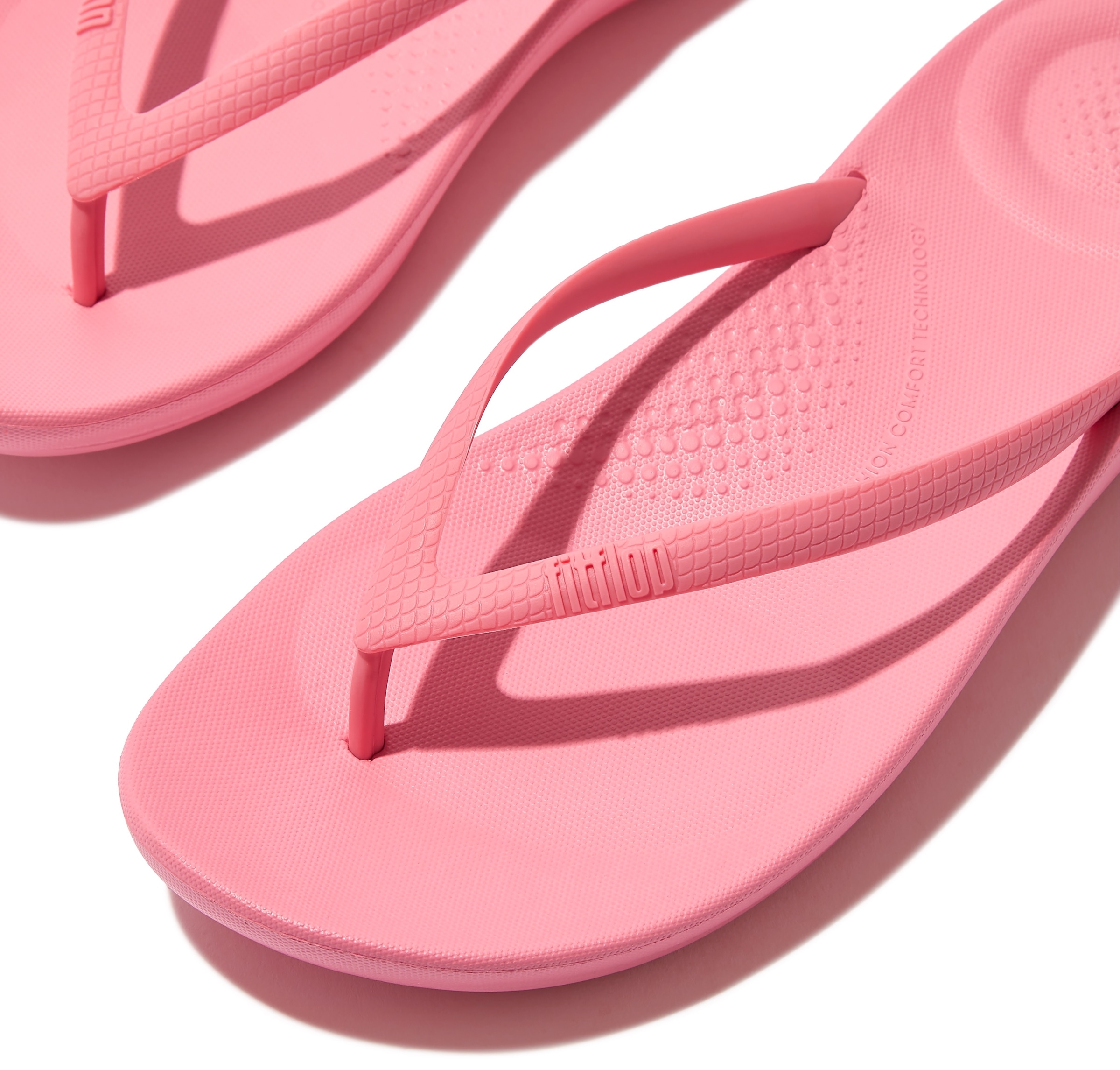 Fitflop Zehentrenner »IQUSHION«, Keilabsatz, Sommerschuh, Schlappen in schmaler Form
