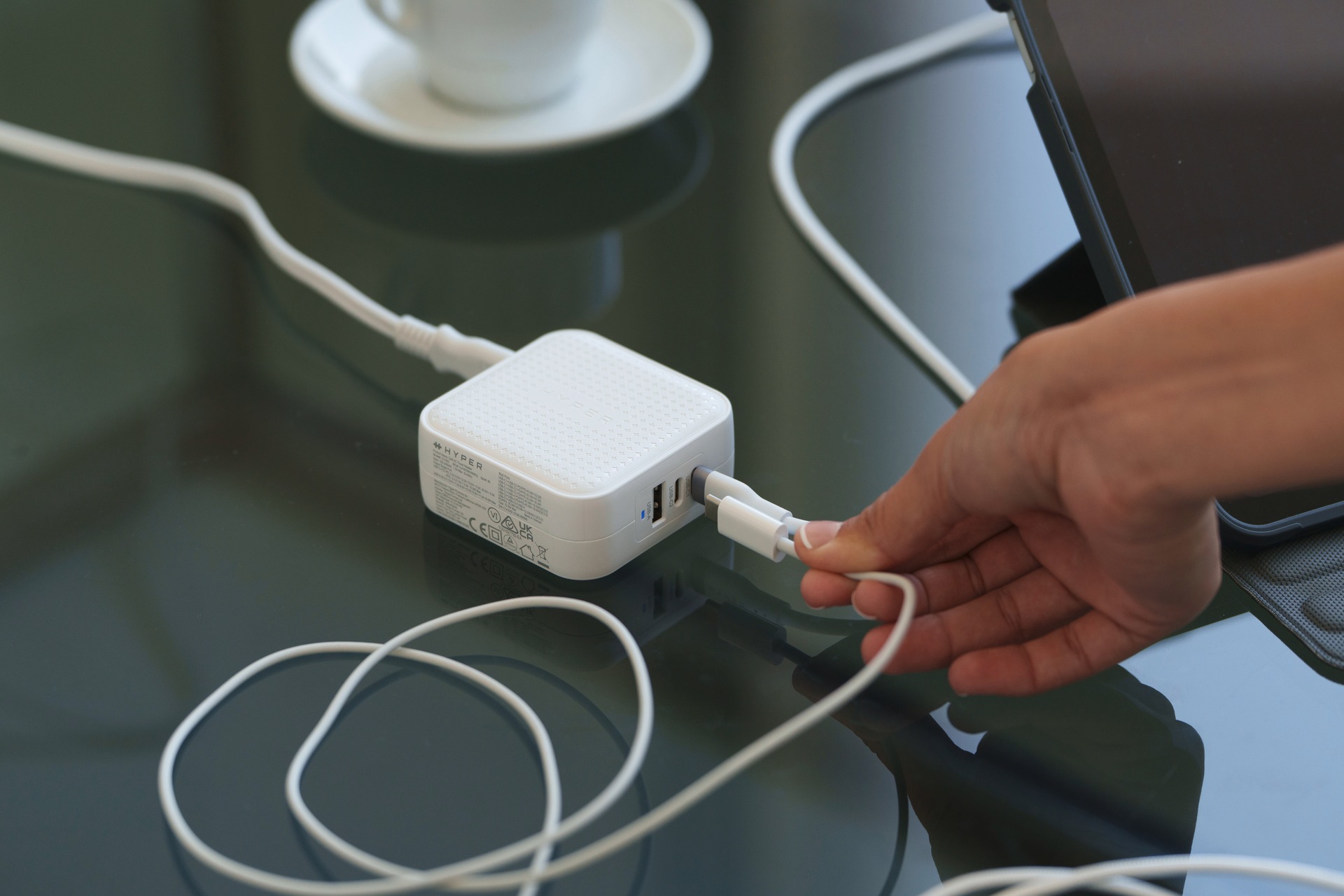 Targus Schnelllade-Gerät »HyperJuice 70W GaN Travel Charger 2x USB-C + 1x USB-A«