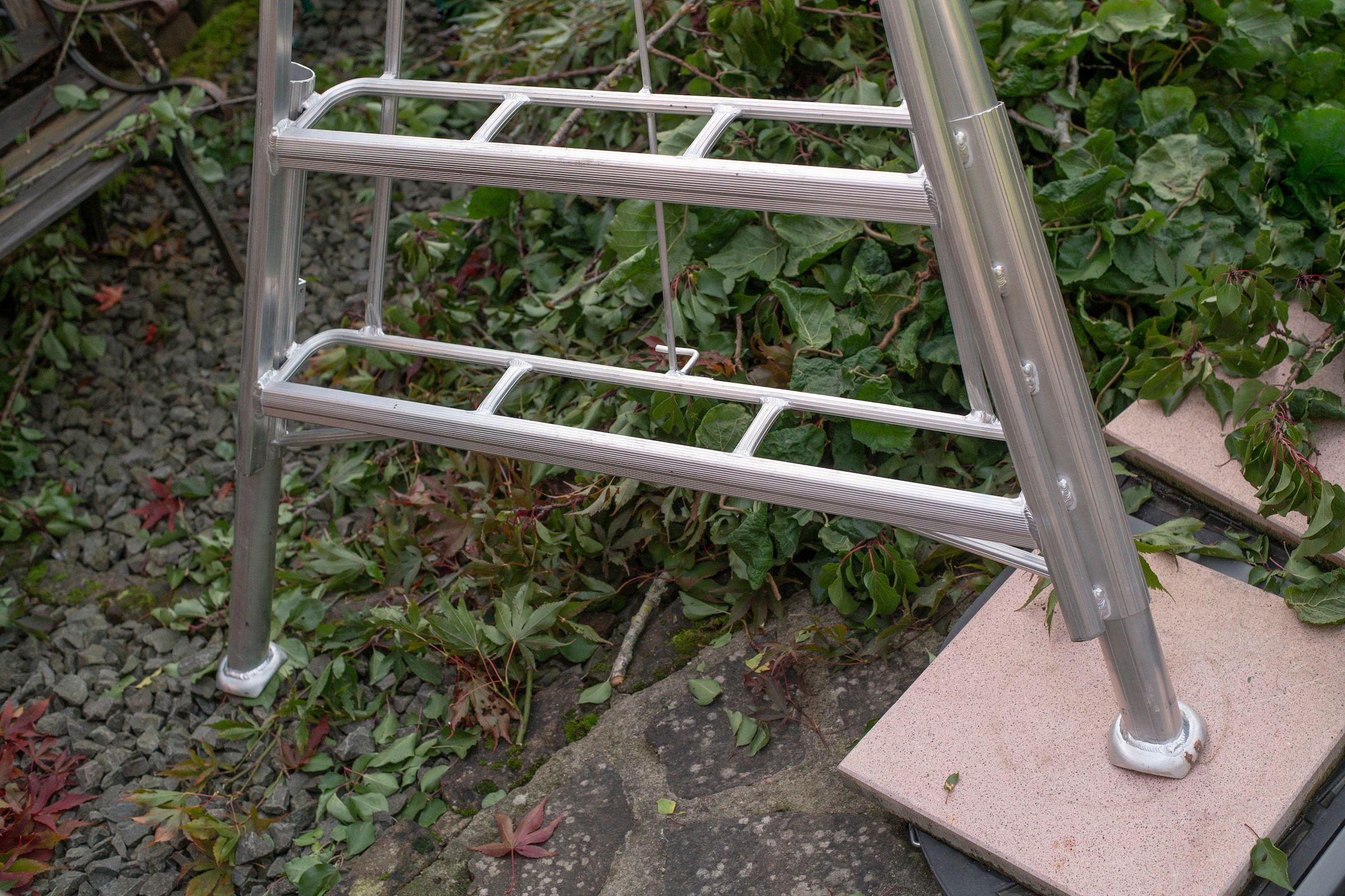 Niwaki Vielzweckleiter Gartenleiter, gleicht Unebenheiten im Gelände aus