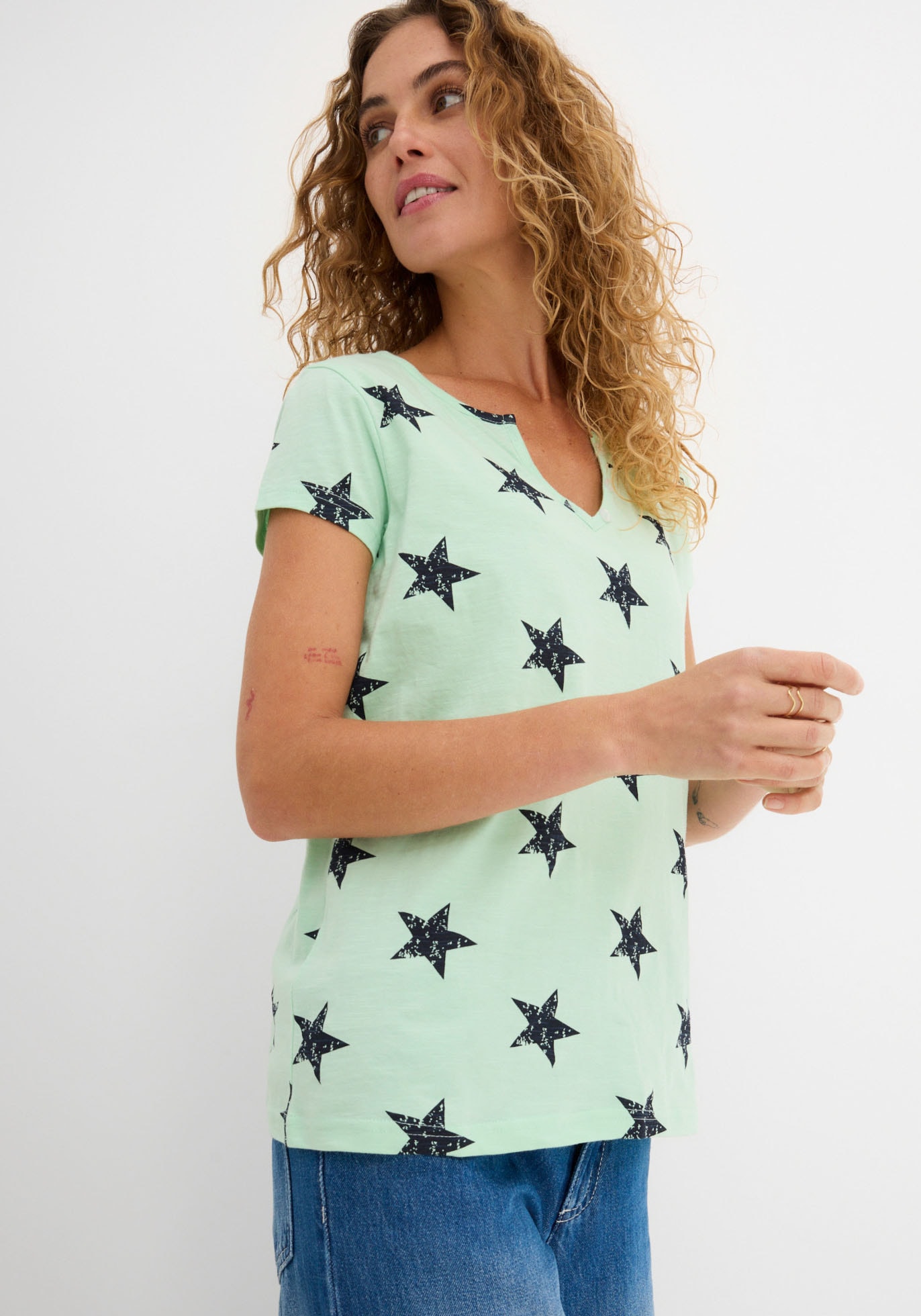 bonprix T-Shirt schmale Passform, Kurzarm-Design, mit Sternprint