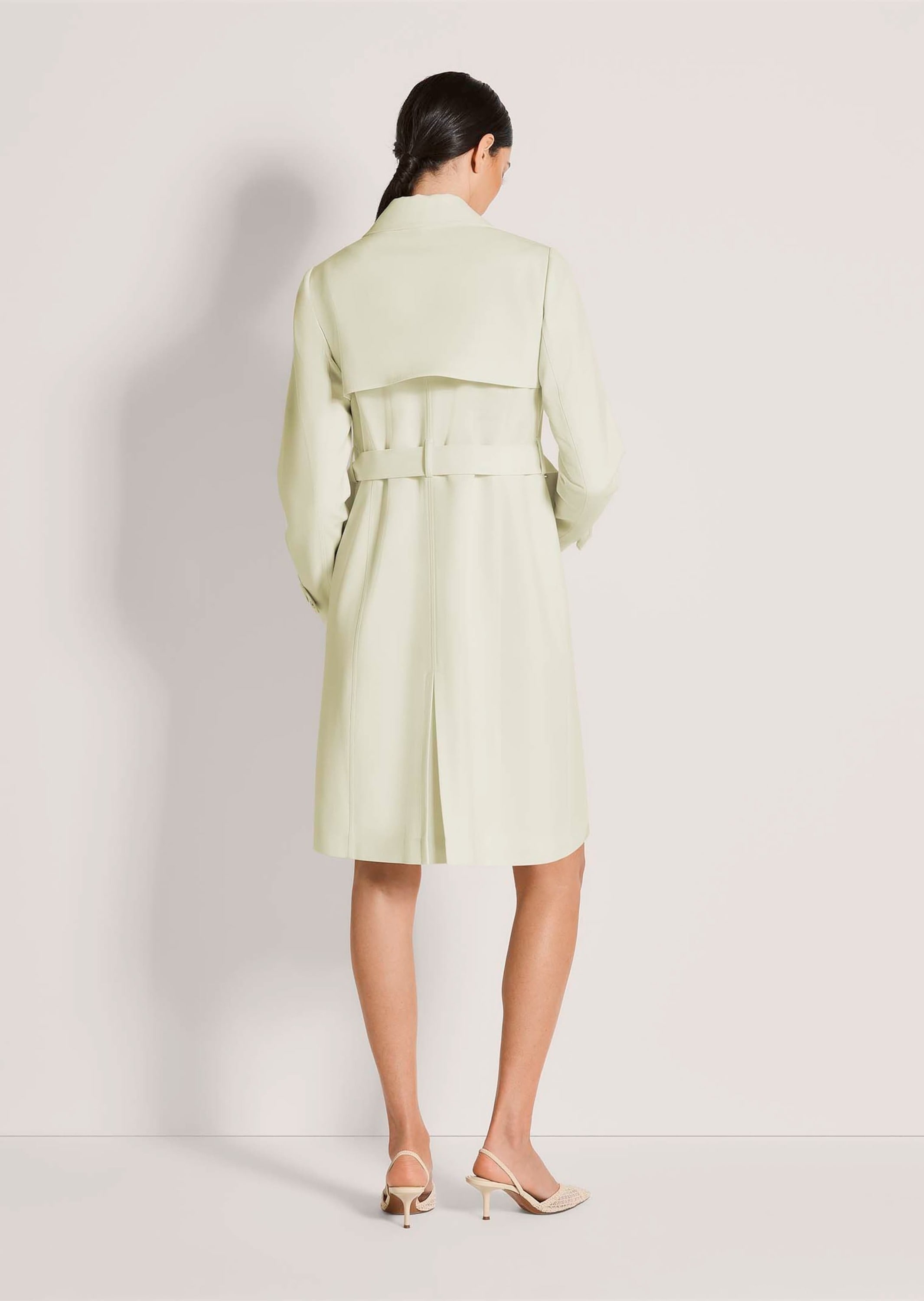 MADELEINE Trenchcoat »Trenchcoat Eleganter Zweireiher mit breitem Reverskragen« Ärmelriegel