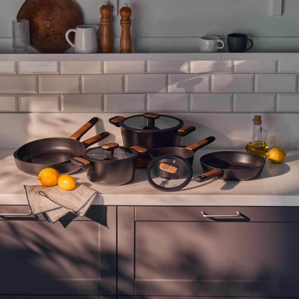 RESTO Kitchenware Bratpfanne »Mon, Universalpfanne antihaftbeschichtet und spülmaschinenfest«, Aluminium, (1 tlg.), mit verstärktem Boden und ergonomischem Griff in Holzoptik