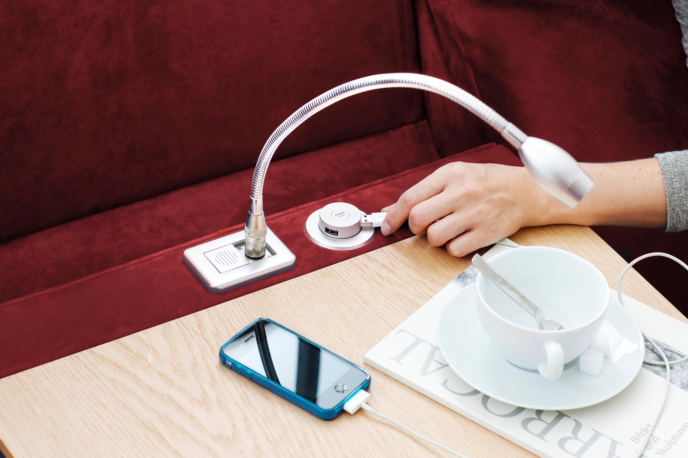 Home affaire Sofa »Turin«, mit motorischer Relaxfunktion, Tisch, Leuchte + USB-Ladestation
