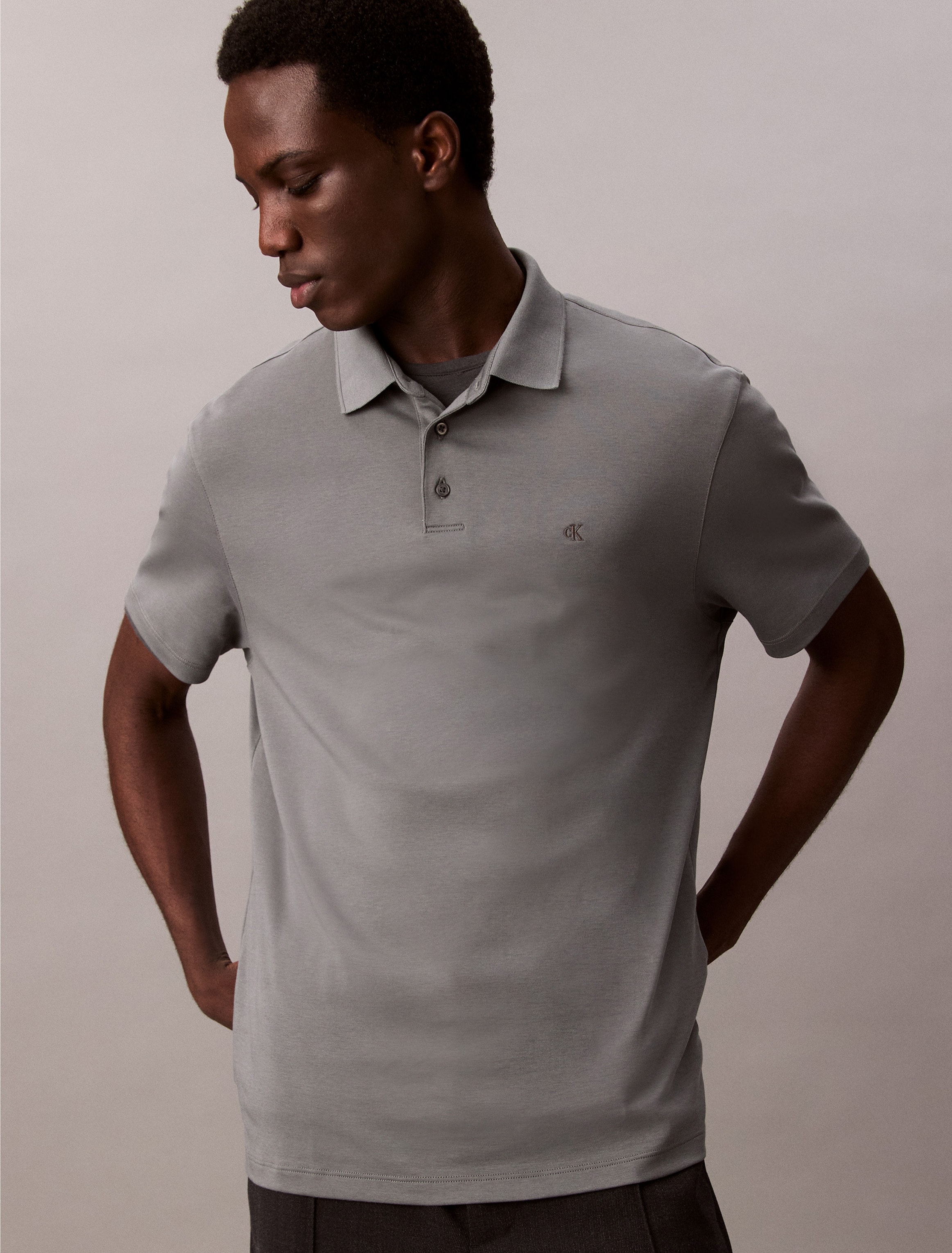 Calvin Klein Poloshirt »SS SUPIMA CHEST EMB POLO«, Mit Rundhalsausschnitt