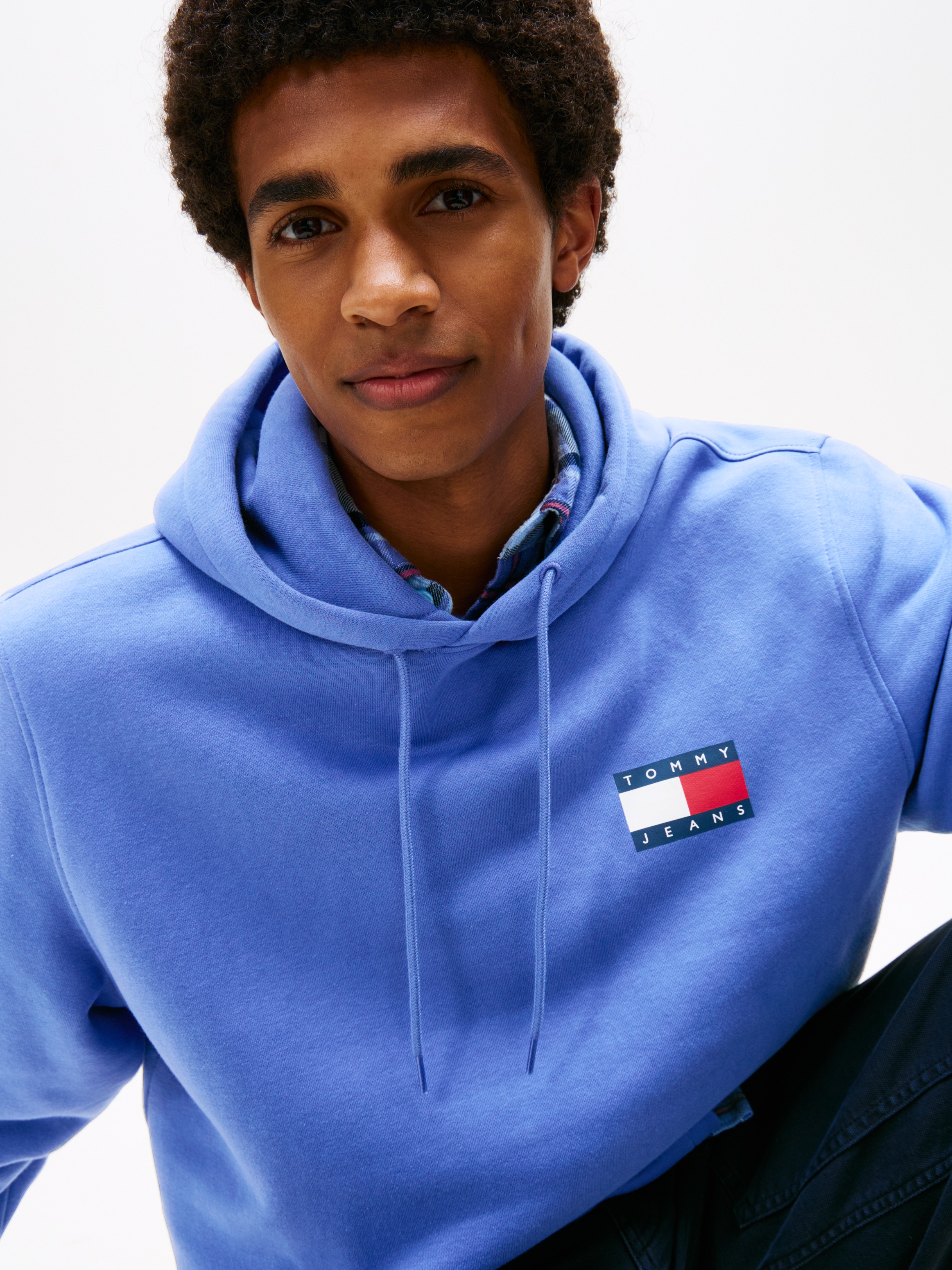 Tommy Jeans Sweatshirt »TJM REG ESSENTIAL FLAG HOOD EXT«, mit bedruckten Markenlogo auf Brusthöhe
